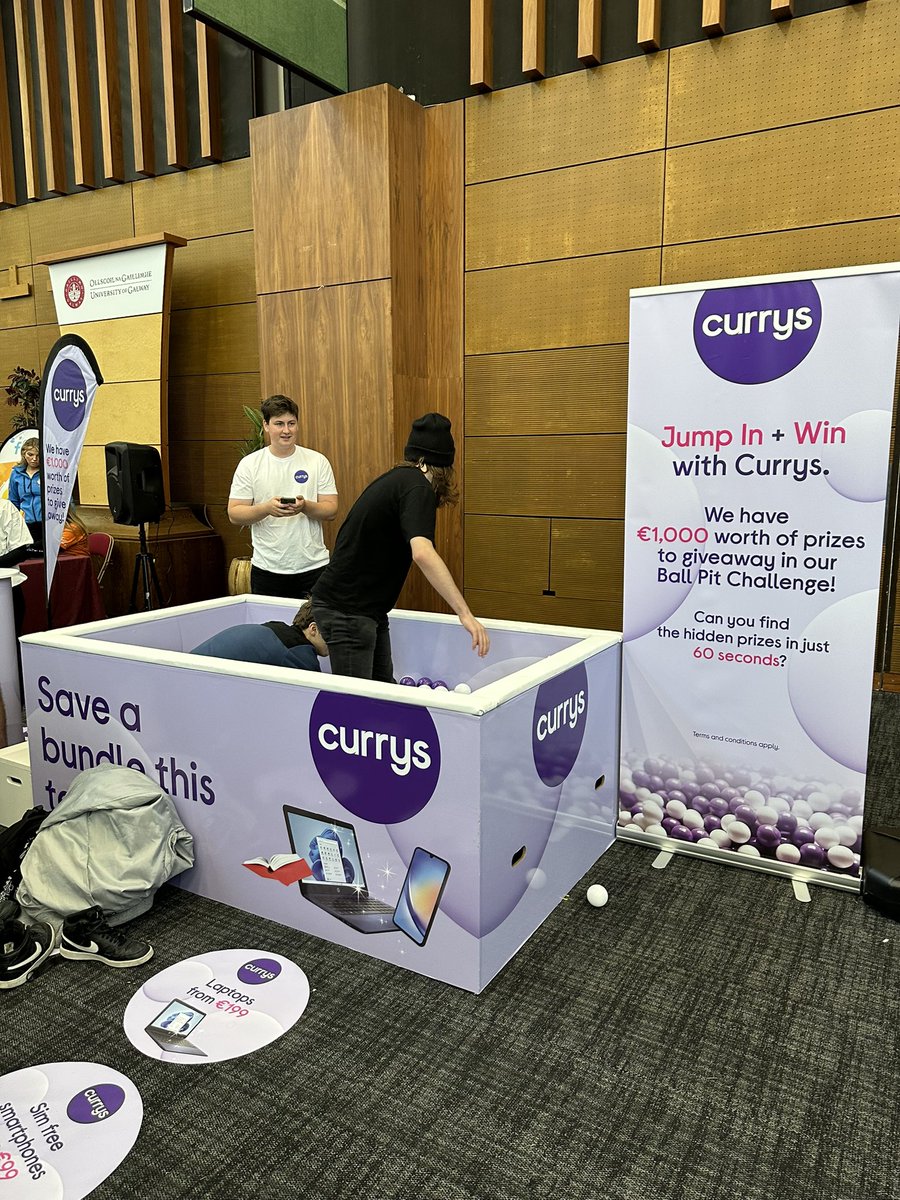 UniOfGalwaySU's tweet image. The giant games, Curry’s giveaway and @ThisisiRadio are all in the Bailey Allen Hall for our Freshers Fair today - call in 🥳

#FreshersFair