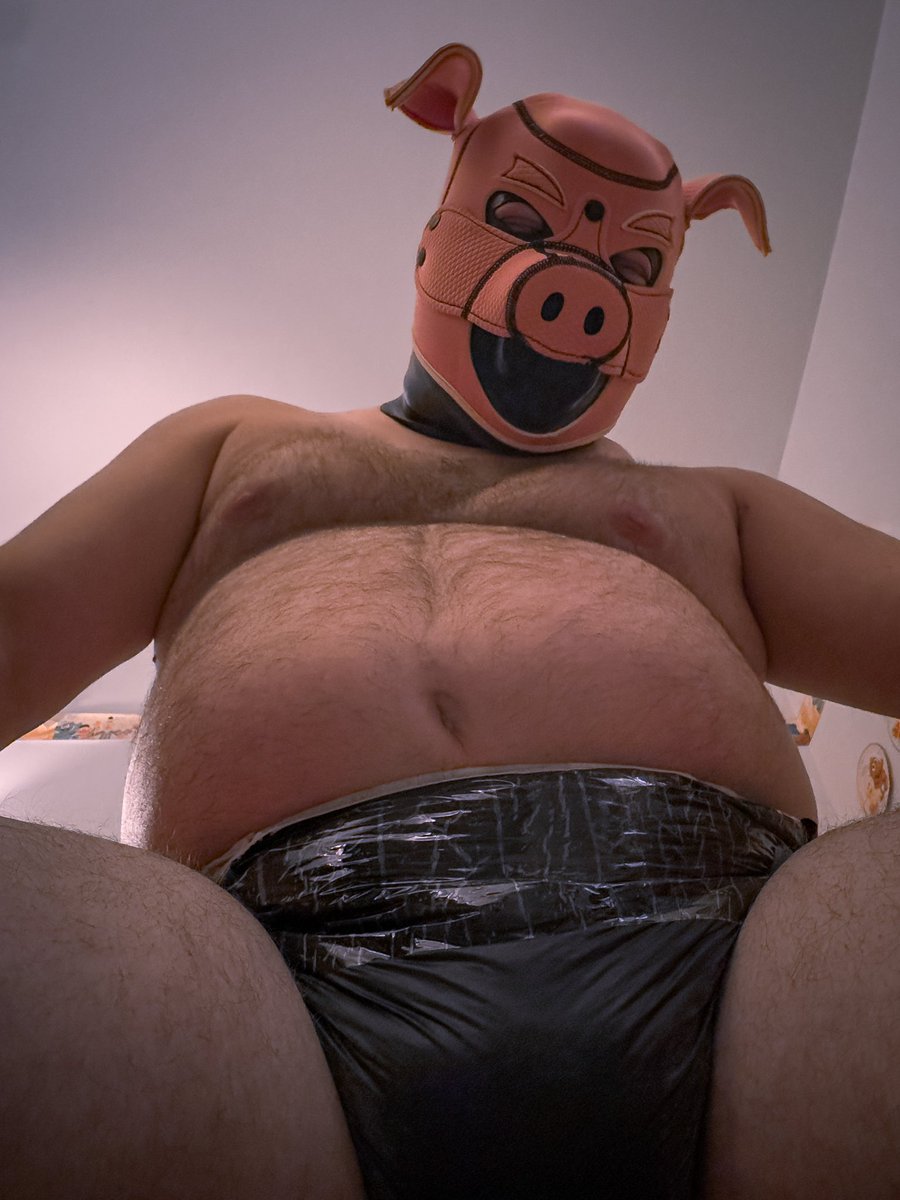 KrinkleFloof's tweet photo. Oink, and stuff. 🐷 #diaper #piggy #hooded https://t.co/0odHmX0tfi