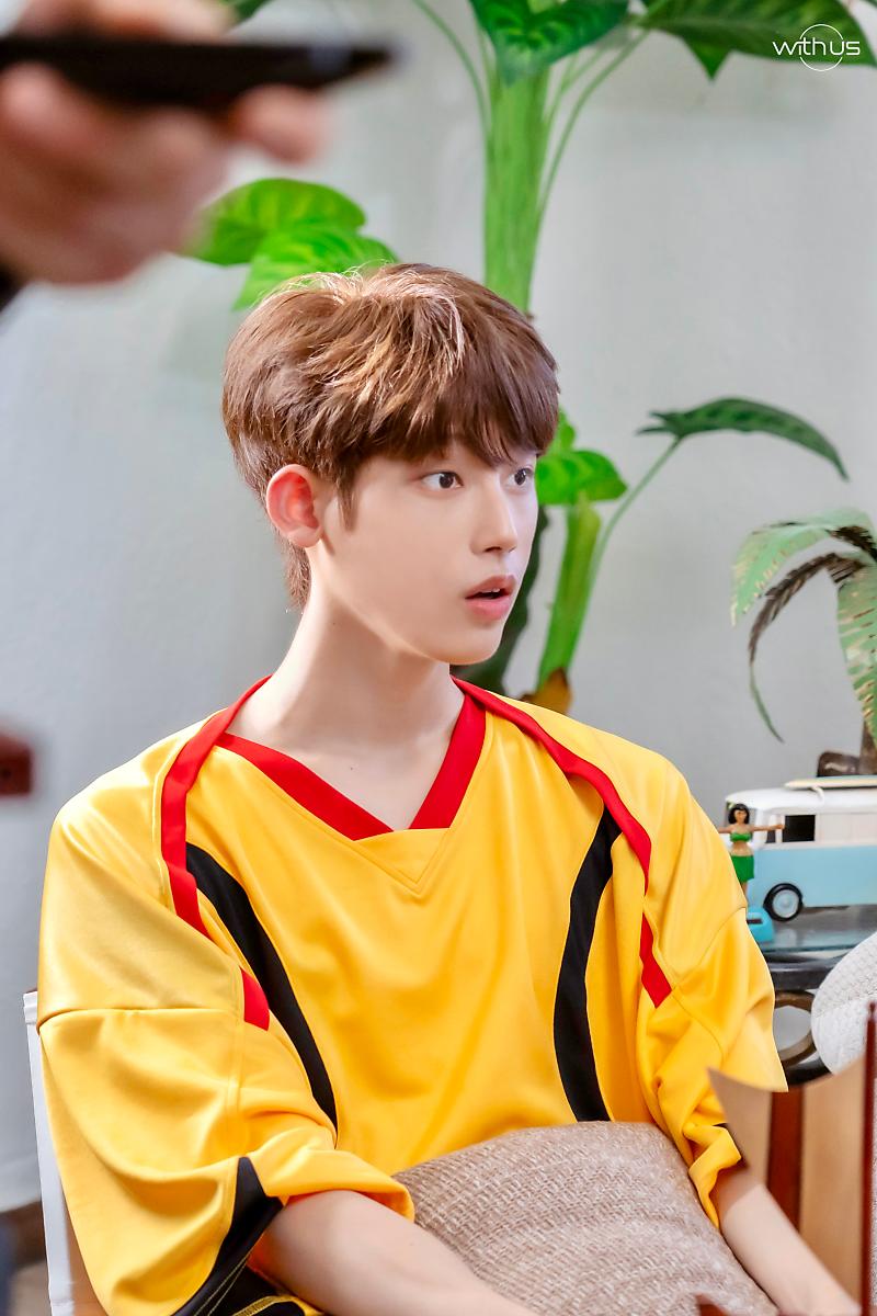 thewind004's tweet photo. MV 비하인드 포스터 #최한빈 cut 💛

??: 야옹아 여기 봐! https://t.co/klgwPat6qF