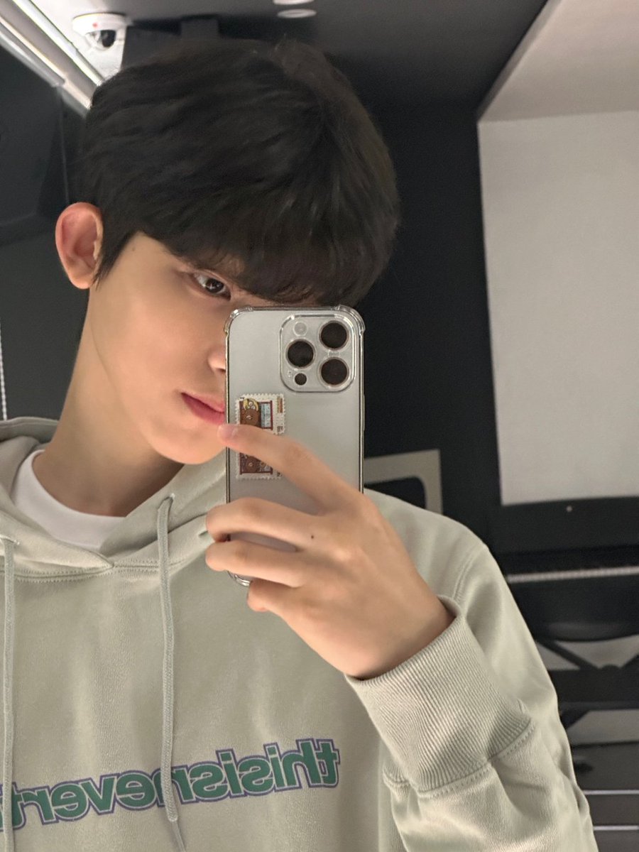 thewind004's tweet photo. 이제 봐버린 공카 한빈이 🤣
편지도 너무 이쁘게 잘 쓰고.. 사진도 너무 잘 찍고 못하는 게 뭐야 도대체

한빈이 단점 찾을려고 해도  장점 1억개 쓰고도 못 찾을거 같은데요 🙄❤️

#더윈드 #최한빈 #THEWIND #CHOIHANBIN https://t.co/MVz4CIImXy