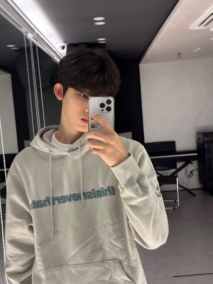 thewind004's tweet photo. 이제 봐버린 공카 한빈이 🤣
편지도 너무 이쁘게 잘 쓰고.. 사진도 너무 잘 찍고 못하는 게 뭐야 도대체

한빈이 단점 찾을려고 해도  장점 1억개 쓰고도 못 찾을거 같은데요 🙄❤️

#더윈드 #최한빈 #THEWIND #CHOIHANBIN https://t.co/MVz4CIImXy