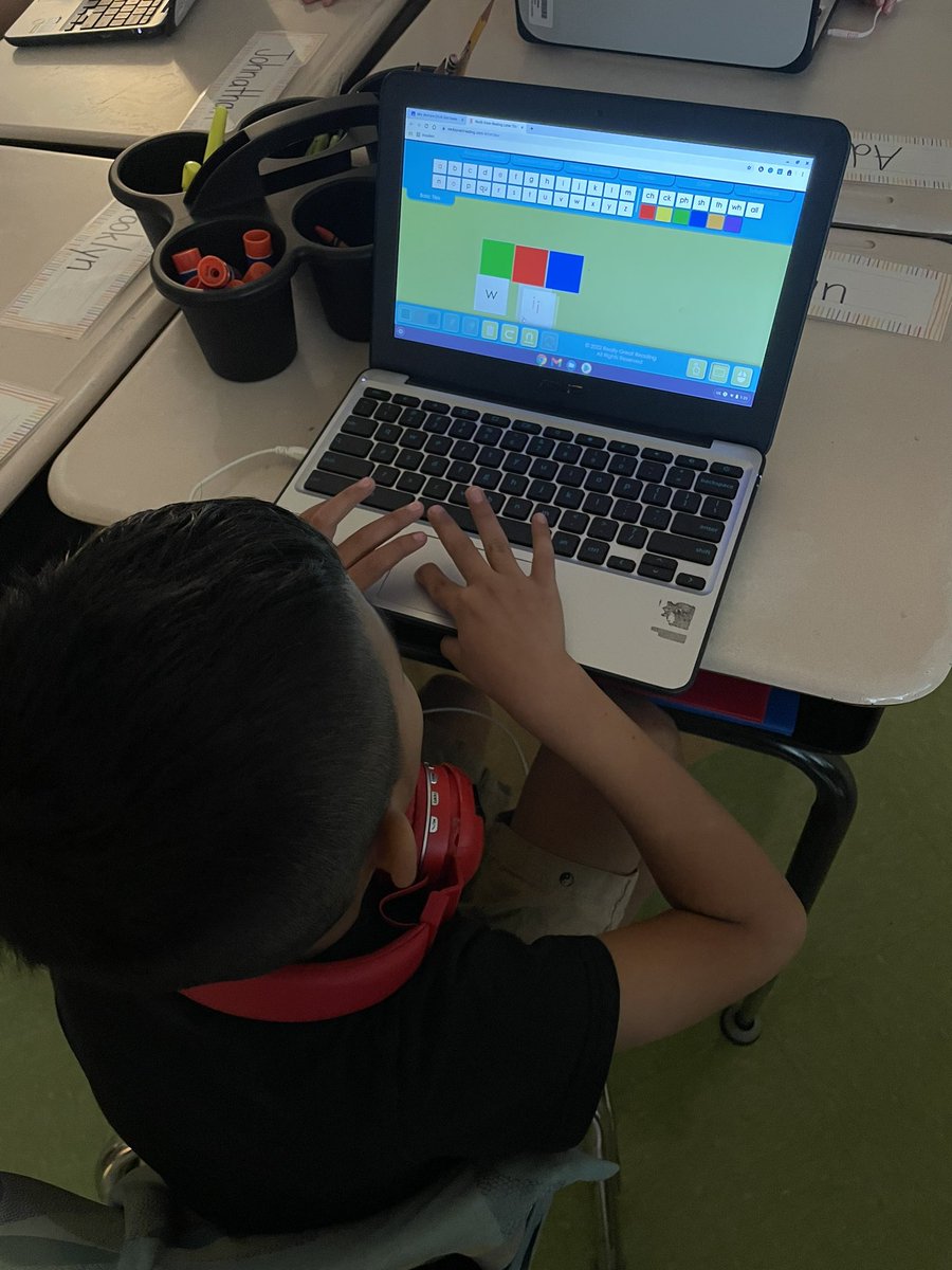 MrsMcIntyreED's tweet photo. Building words with short vowels and digraphs using @ReallyGreatRead online letter tile free play! Learners engaged ✅ @Hamilton_LN https://t.co/vs5q1xPdNX