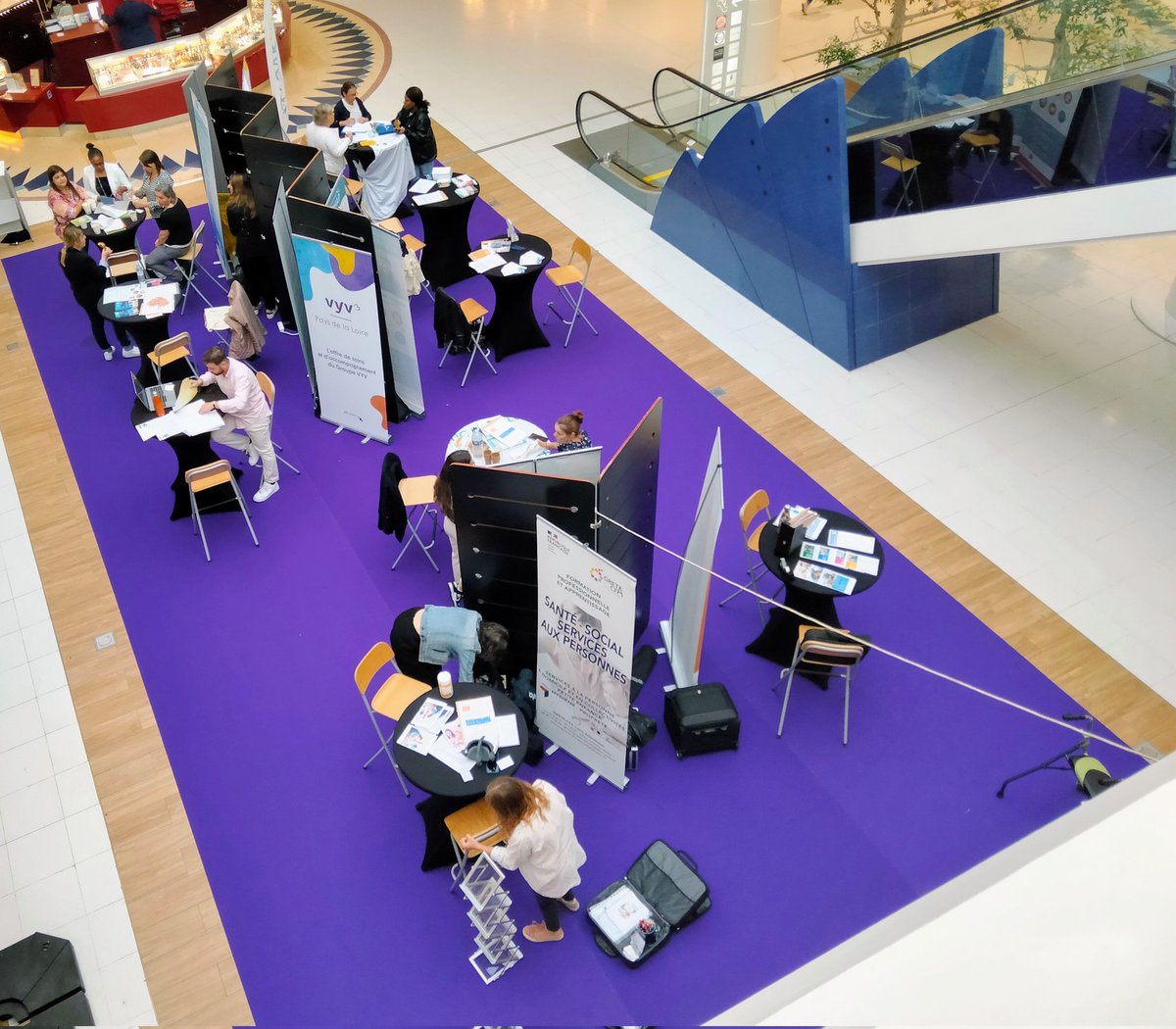 📌Candidats et recruteurs se sont donnés rendez-vous aujourd'hui au forum Place à l'#emploi. Aurélie Bodet, directrice territoriale déléguée #Nantes, y a rappelé les 3 enjeux forts de #Pôleemploi dans un contexte de quasi plein emploi ➡️ attirer, former, recruter