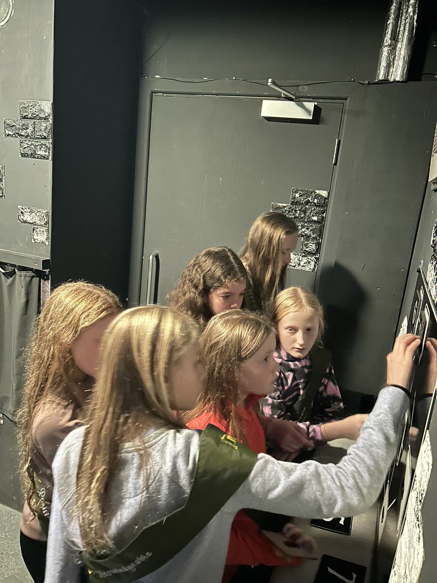 Year6TSP's tweet photo. Everyone working as a fantastic team using their communication and problem solving skills! #ValleyGroup https://t.co/r3YMgOB3yU