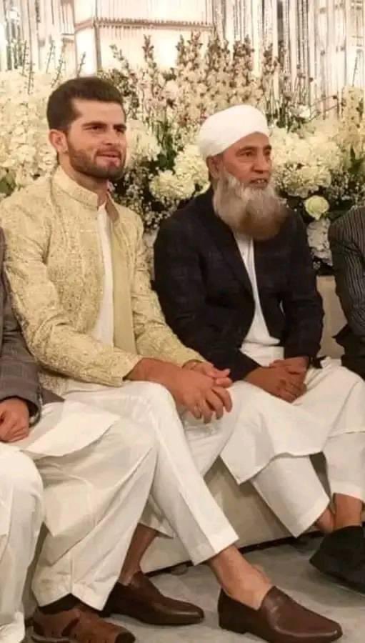 شاہین شاہ آفریدی کے ساتھ بیٹھے یہ مولوی صاحب پاکستان کے مایہ ناز اوپنر سعید انور ہیں جنہوں نے ریٹائرمنٹ کے بعد تبلیغی جماعت کے ساتھ وابستگی اختیار کی تھی اور کراچی میں شاہد آفریدی کی بیٹی کے ساتھ شاہین شاہ آفریدی کی شادی کی تقریب میں شریک ہیں ۔
#SaeedAnwar #ShaheenShahAfridi