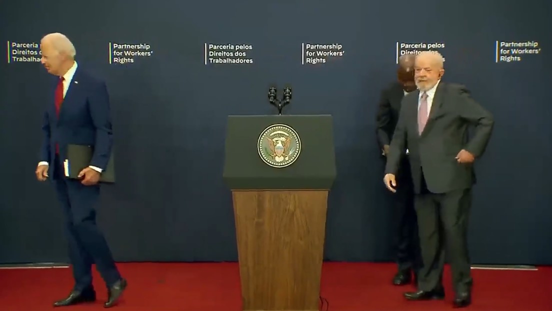 Luar5901's tweet photo. Joe Biden intervino en conjunto con su homólogo brasileño Luiz Inácio Lula da Silva y al concluir Biden no estrechó la mano d Lula, hizo un gesto d despedida y se retiró, además tropezó con el asta d la bandera d Brasil. LA MENTIRA DE BIDEN NO PUDO CON LA VERDAD DE LULA https://t.co/k9B43oN4I0
