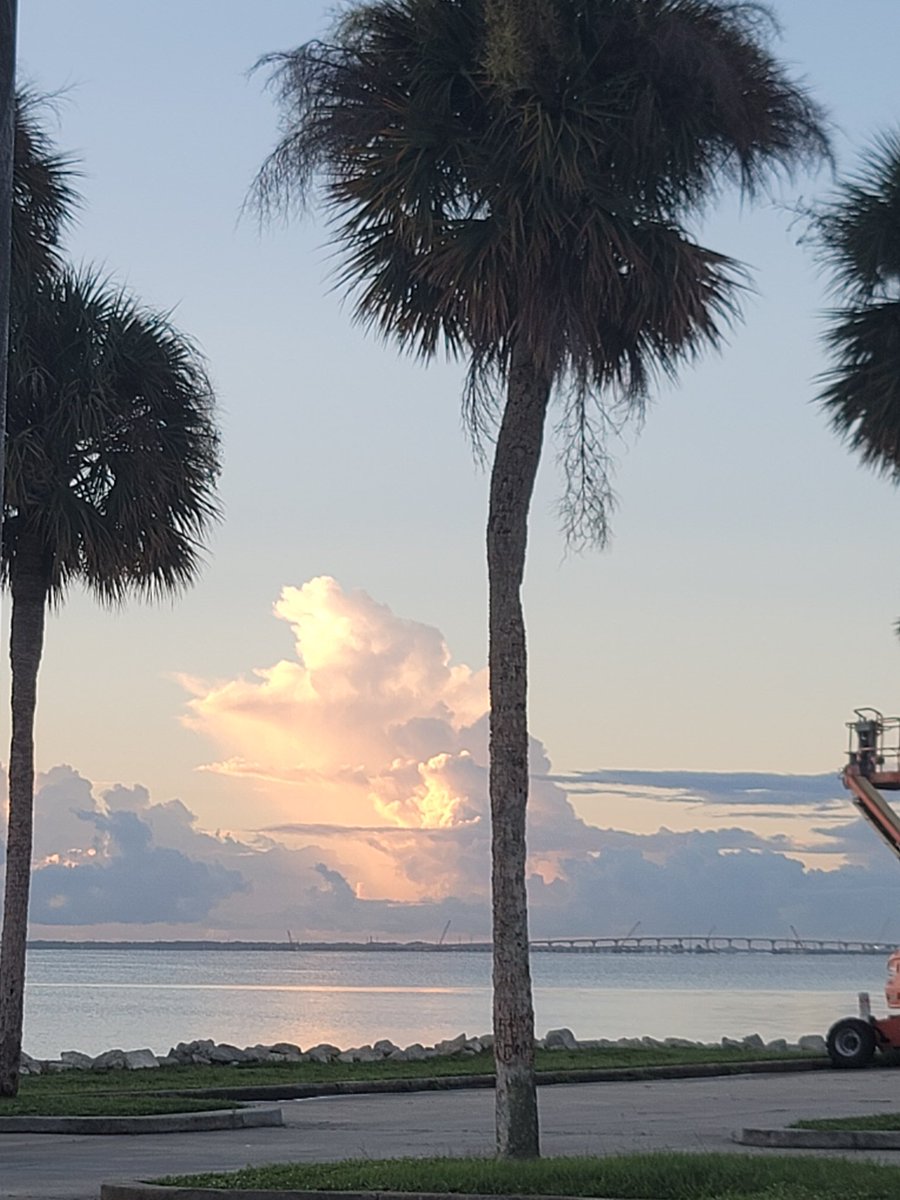 SpaceCoastSkies's tweet photo. 1 more day, you got this #FridayEve #sunrise #flwx #SpaceCoastSkies #StormHour #palms #VAB #LC41 #DrSallyRideMemorialBridge https://t.co/Yf8mq4kaWv