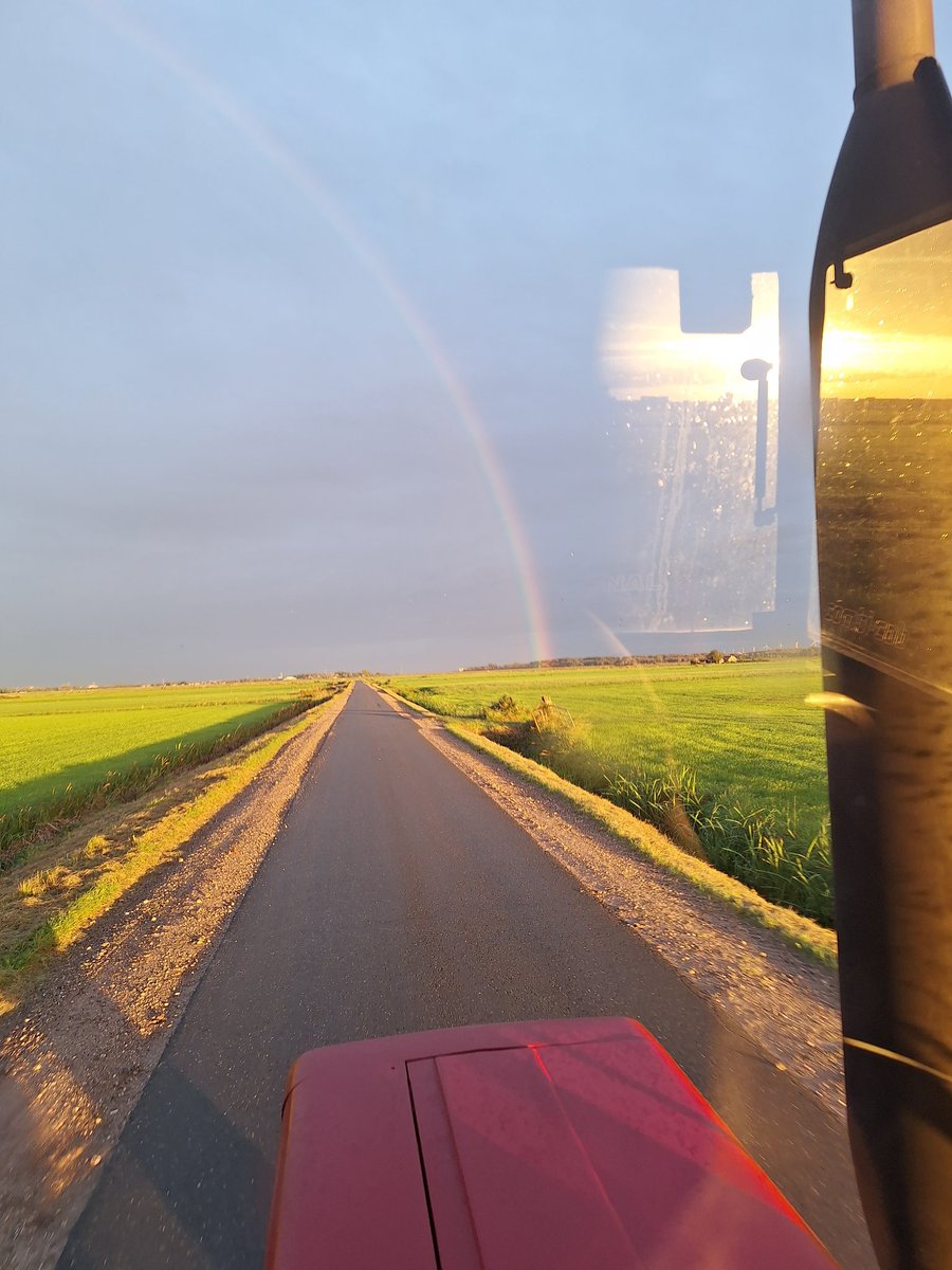 johaninter's tweet photo. @kleinkraakie Het is wel een boog maar omdat de foto is gemaakt op het moment dat de zon opkomt is de boog erg hoog en lijkt het op een verticale lijn. Mijn foto is al van even later dus al ronder. https://t.co/5oxe6b2WyQ