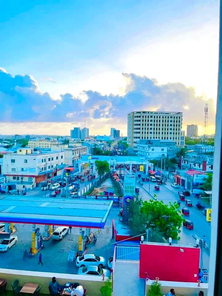 Hasan_happy's tweet photo. الصومال 🇸🇴 انهضت كثيرا ولكن بعض الناس لا يرون إلا الاضطرابات الأمنية التي تحصل في مقديشو.
#الصومال 
#مقديشو 
#Somali 🇸🇴 
#Mogadishu https://t.co/KPaMFRqBjR
