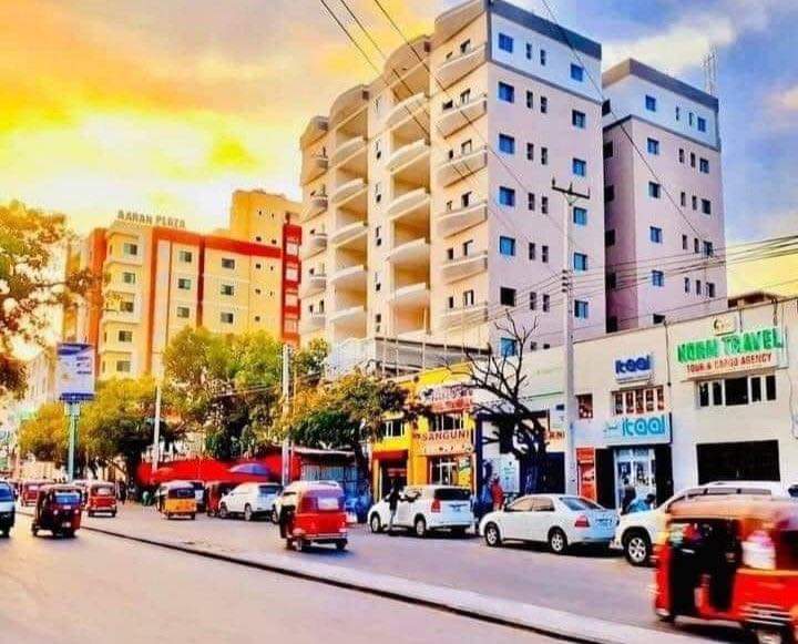 Hasan_happy's tweet photo. الصومال 🇸🇴 انهضت كثيرا ولكن بعض الناس لا يرون إلا الاضطرابات الأمنية التي تحصل في مقديشو.
#الصومال 
#مقديشو 
#Somali 🇸🇴 
#Mogadishu https://t.co/KPaMFRqBjR
