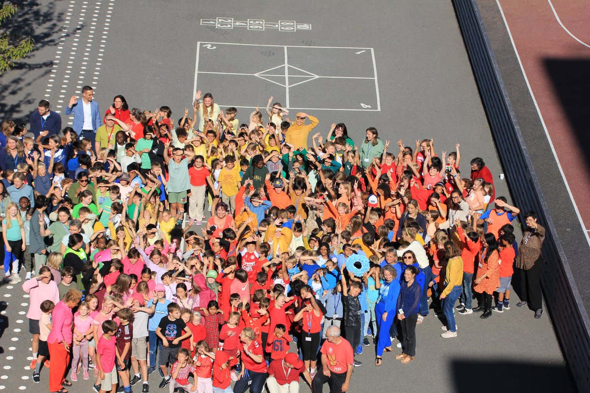 CISDK's tweet photo. To celebrate #WorldPeaceDay at CIS, the Primary School Students recreated the SDG circle. Copenhagen sunshine helped!
#peace #studentsforpeace https://t.co/6Xhjv4ugCT