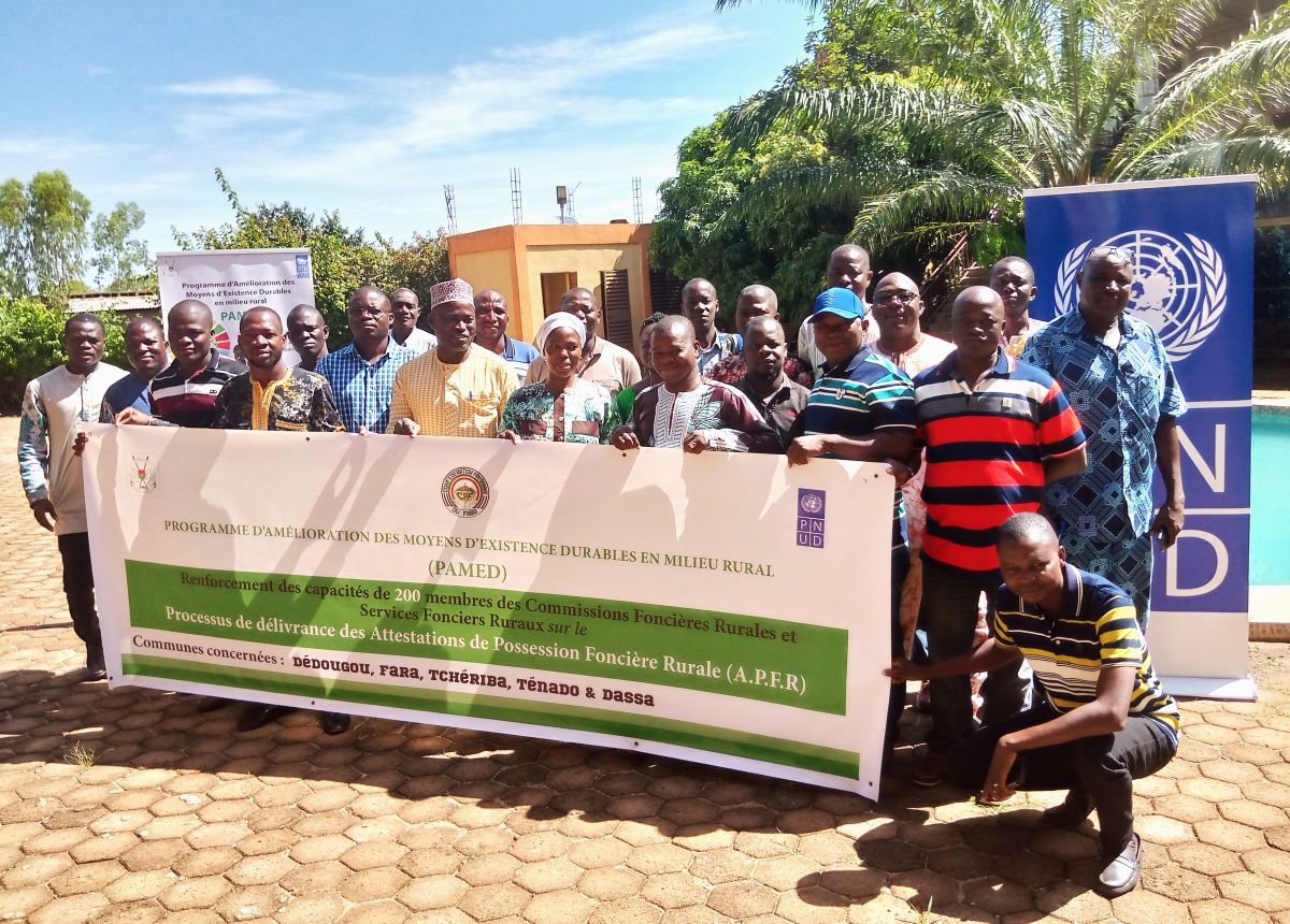 PNUD_BFA's tweet photo. Formation en cours de 200 acteurs clés du processus de délivrance des Attestations de #Possession #Foncière Rurale (APFR) de 5 communes du #BurkinaFaso 🇧🇫, pour aider à réduire les conflits fonciers ruraux et améliorer la sécurisation des terres via #PAMED.