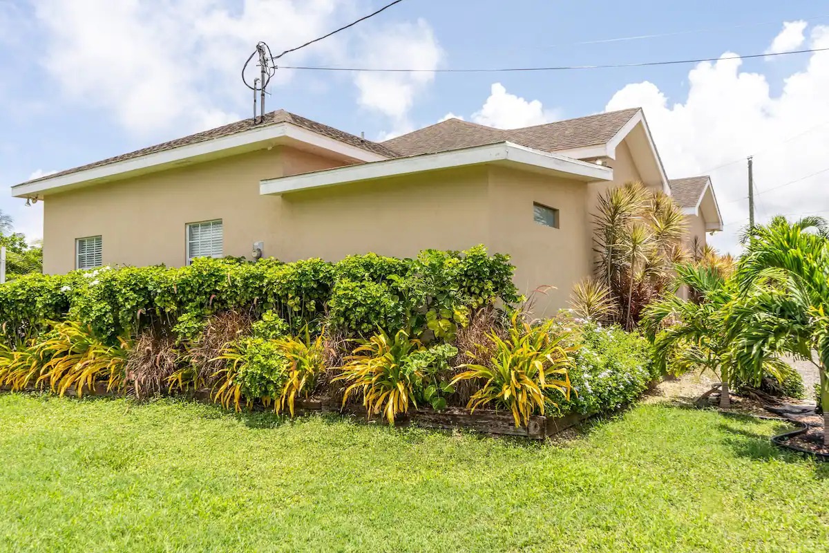 Midland_House's tweet photo. Experience Grand Cayman's beauty! Book our vacation house rentals at no booking fees FindAmericanRentals platform. #GrandCaymanEscape #IslandRetreat #VacationHouse #GrandCayman #VacationHomes #TropicalParadise #NoBookingFees #FindAmericanRentals https://t.co/UOrhJdSekc https://t.co/VMWJSAwh2R