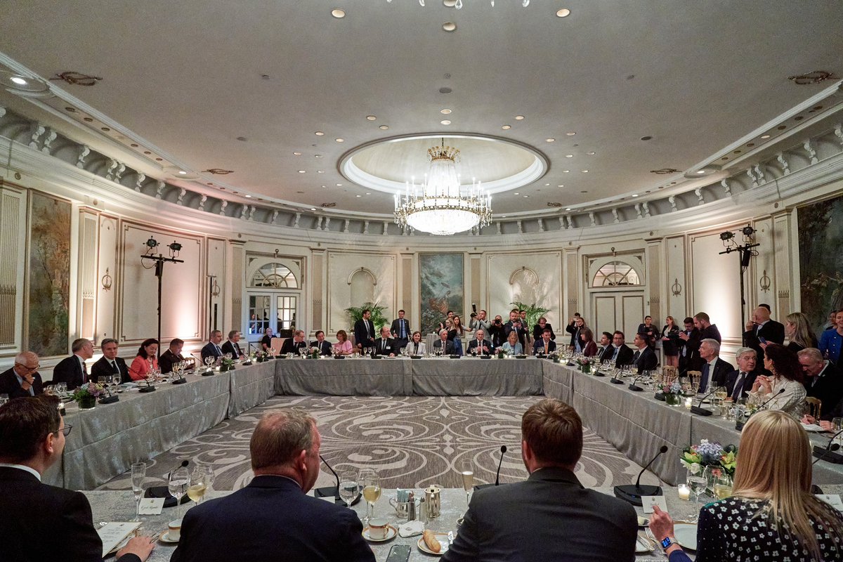 krisjaniskarins's tweet photo. Honoured to take part in the #TransatlanticDinner hosted by @SecBlinken on the margins of #UNGA78🇺🇳.
In our discussions I emphasised the importance of providing support to #Ukraine 🇺🇦 and the need to increase defence spending across #NATO to boost our defence industrial capacity. https://t.co/3mGLSSWaxg