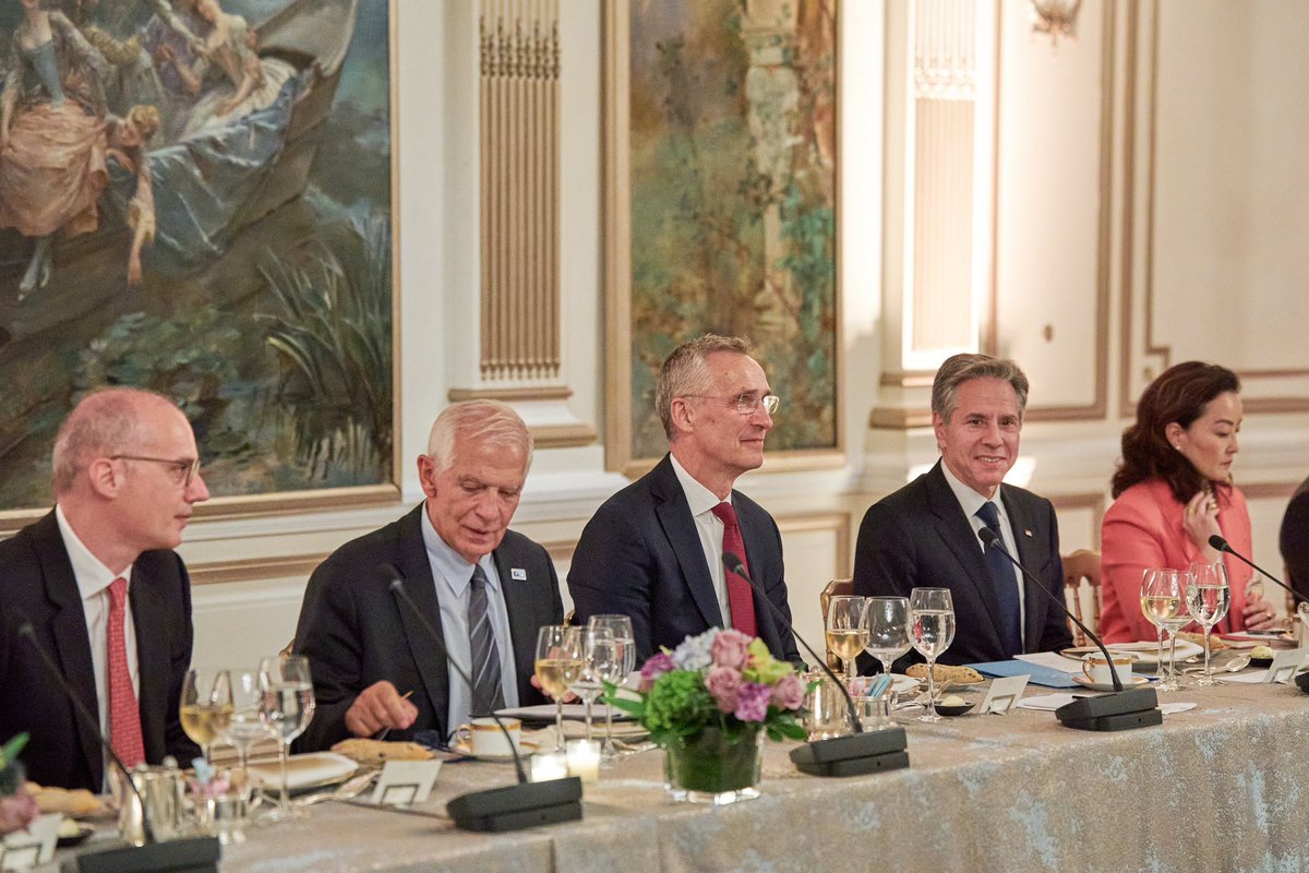 krisjaniskarins's tweet photo. Honoured to take part in the #TransatlanticDinner hosted by @SecBlinken on the margins of #UNGA78🇺🇳.
In our discussions I emphasised the importance of providing support to #Ukraine 🇺🇦 and the need to increase defence spending across #NATO to boost our defence industrial capacity. https://t.co/3mGLSSWaxg