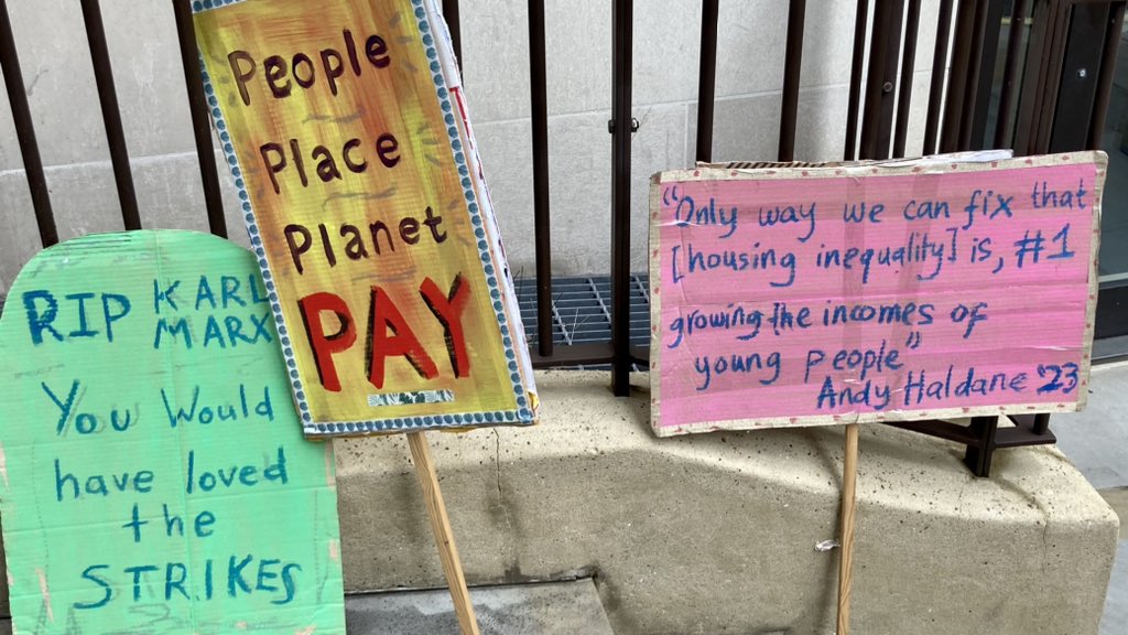 RsaUnion's tweet photo. And we're back. We'd rather be around the table with Andy Haldane but this will have to do until he's ready to negotiate. #FairPay4RSA #RSAStrikes https://t.co/edjH3KFncM