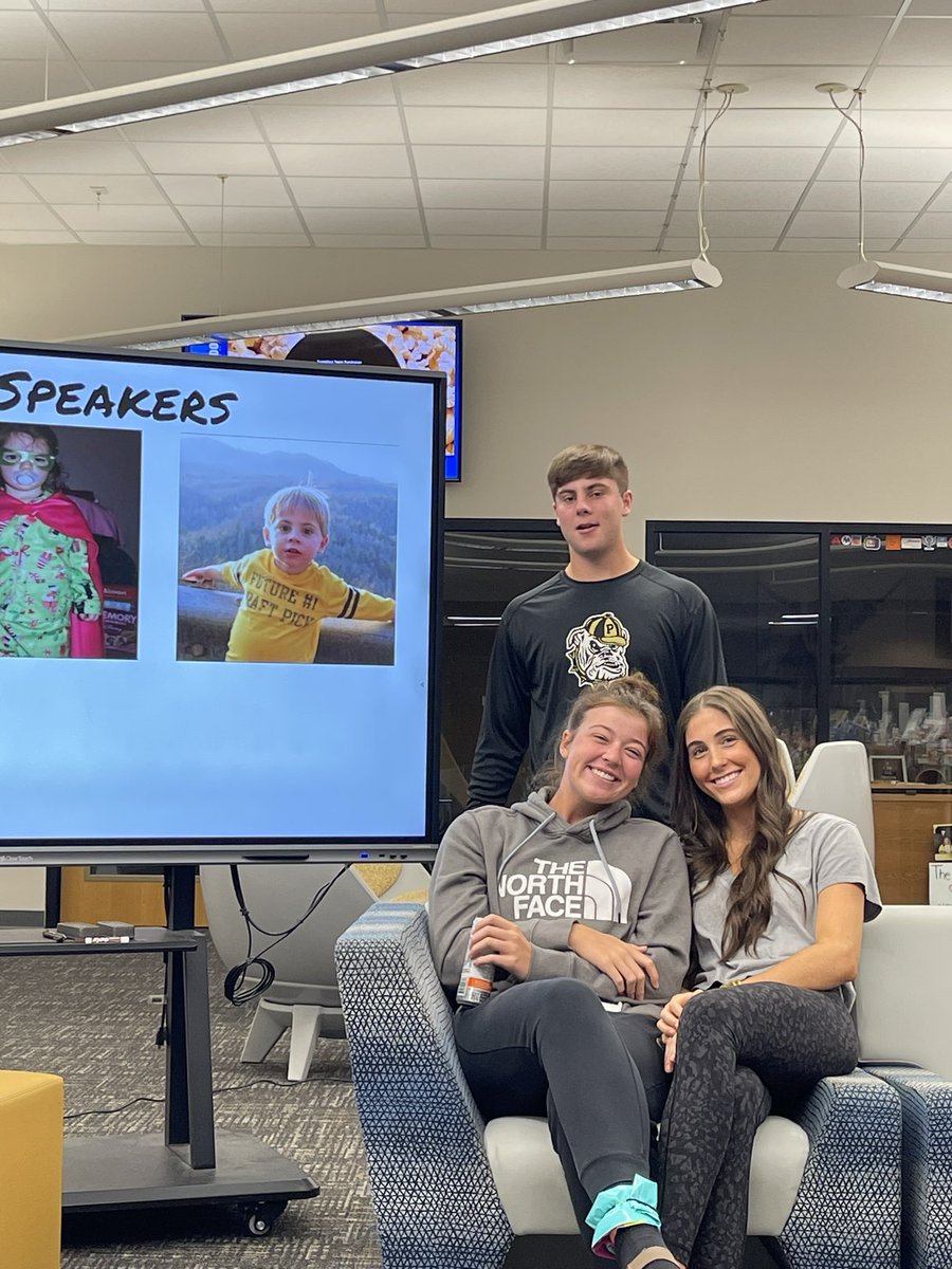 bulldogsofphs's tweet photo. The Captains Club had five very special guest speakers this morning! Camdon Williams, Laney Jennings, Carson Gregory, Anna Kate Siler, and Will Anderson did a great job sharing their Captains Clubs experiences and takeaways. #LeadDogs @PendletonHigh @AndersonSD4 @SCHSL @DChrisA4 https://t.co/nVQwV4W7Ov