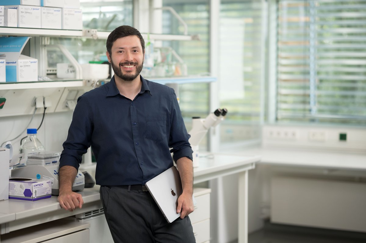 As part of the @PAW_Germany, we’re happy tointroduce Josué Barrera-Redondo (@el_Dr_Barrera). He works in the Department of Algal Development & Evolution with #brownalgae genomics to understand the patterns and causes behind the birth of new genes.