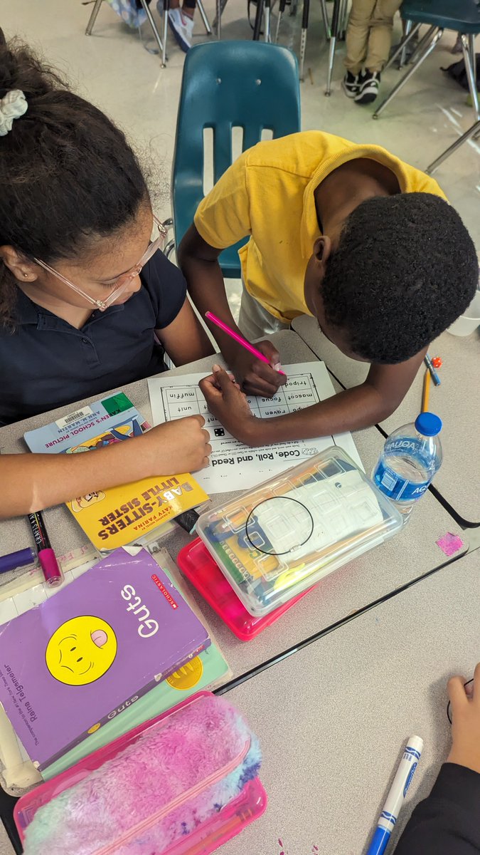 Ottersof4th's tweet photo. Our @hceotters had fun with their foundations today! We added a little competition to our syllable division this morning! https://t.co/HhkGlPcQPa