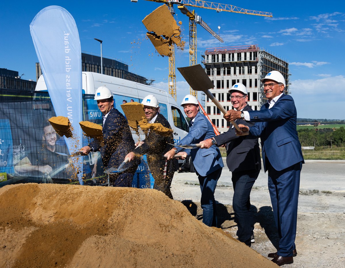 Spatenstich für unser neues Rechenzentrum! 🎉 Bis 2025 entsteht 1.430m² hochmoderne IT-Infrastruktur nahe Forschung und KI-Campus. 🖥️  Alle weiteren Informationen in unserer PM: bit.ly/3rreTSE //Sebastian
