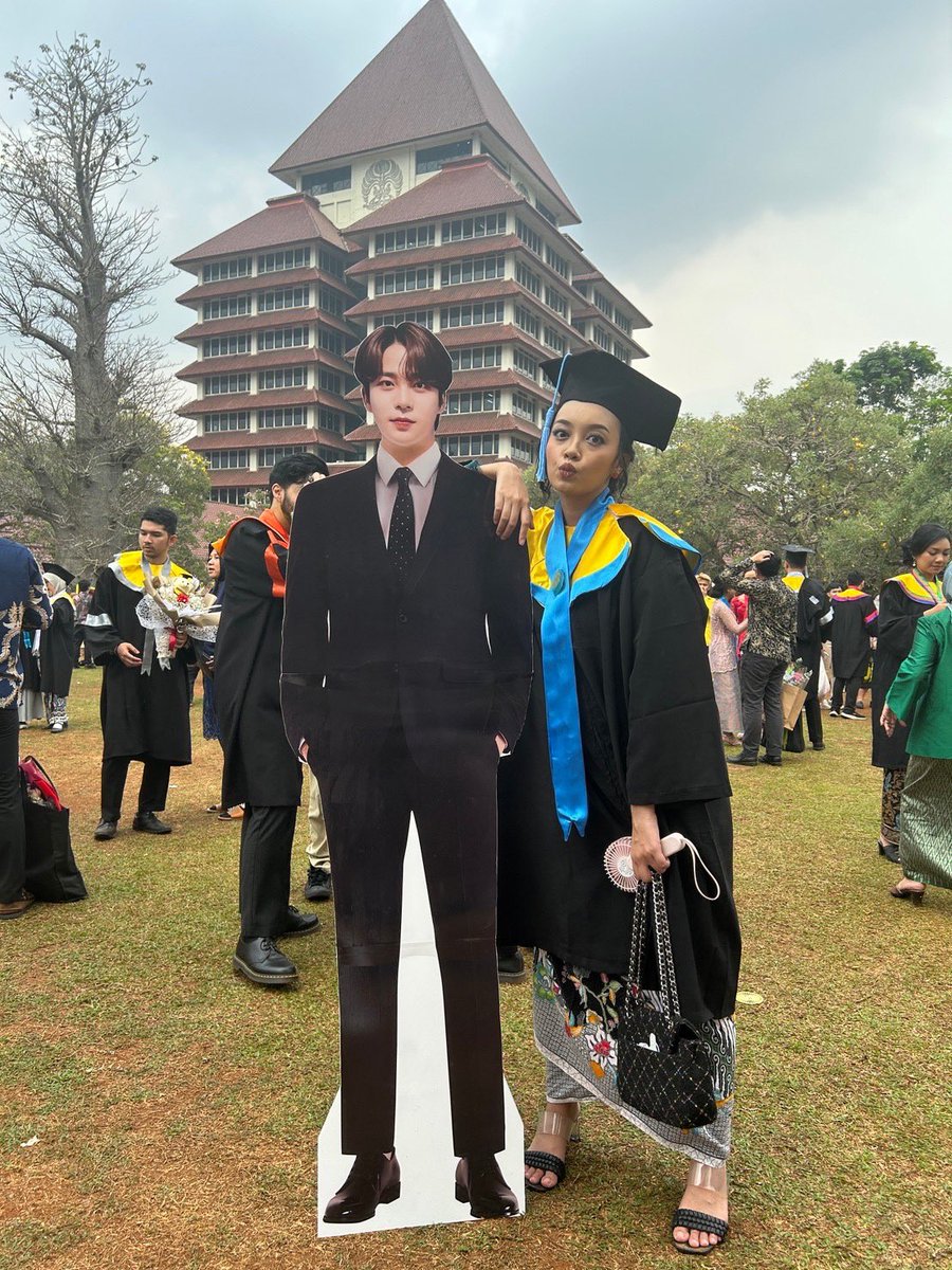 anti_nitonny's tweet photo. selamat sarjana @no1likemoi 🥹👩🏻‍🎓 selamat datang di dunia nyata monyeAHHH #TeamAjo https://t.co/tMVlD5IZmO