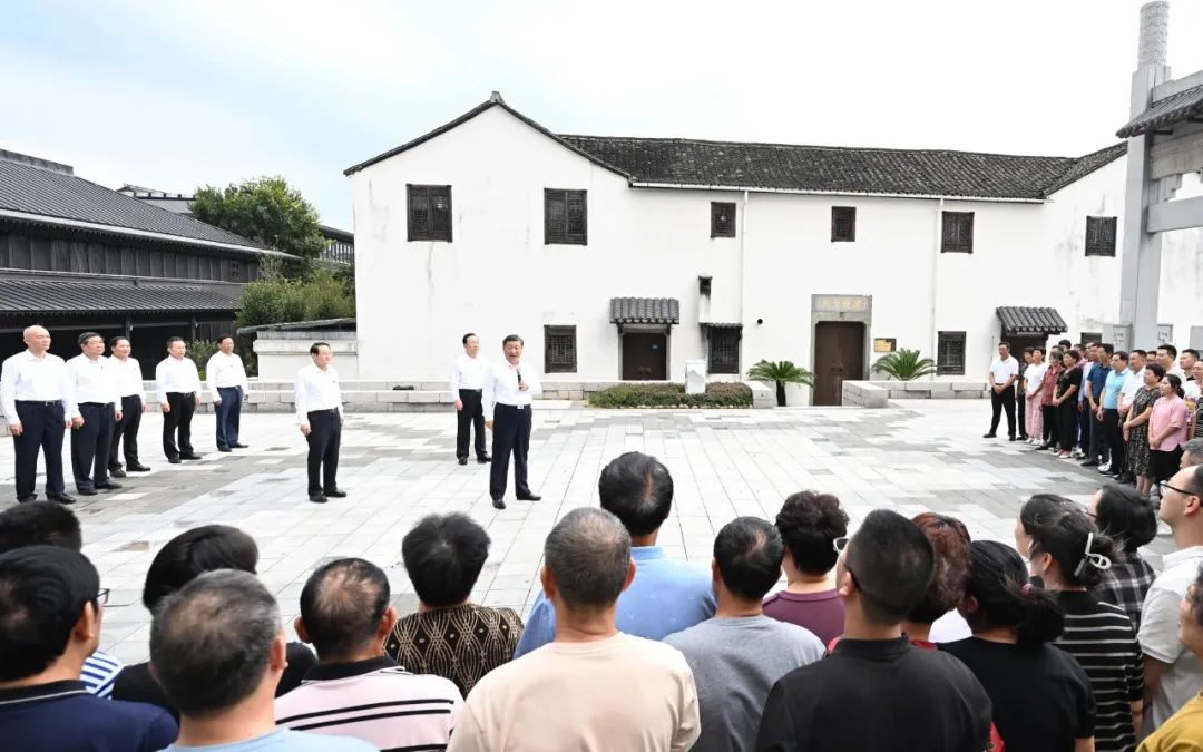 PDChinese's tweet photo. 20日下午，習近平總書記在浙江省紹興市考察。 他來到楓橋經驗陳列館，重溫「楓橋經驗」誕生演進歷程，了解新時代「楓橋經驗」創新發展情況，並前往浙東運河文化園，了解古運河發展演變歷史和大運河保護 及大運河國家文化公園興建等情形。 https://t.co/h2thZFGjUN