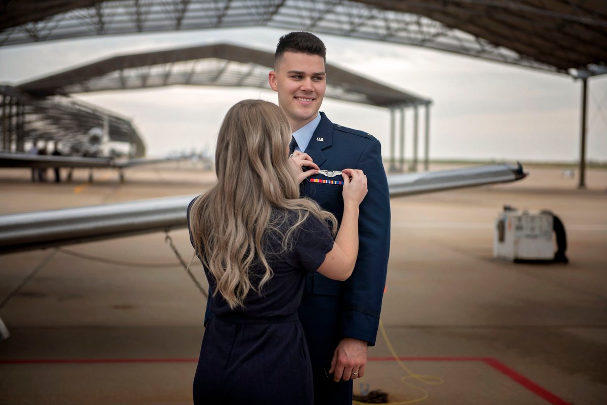 AETCommand's tweet image. Best Wings you can earn!

Congratulations to #UndergraduatePilotTraining class 23-14 at @VanceAFB! We continue to refine our flying training programs to ensure we meet the undergrad and graduate needs of the @usairforce, and in support of our allies and partners.
#TheFirstCommand