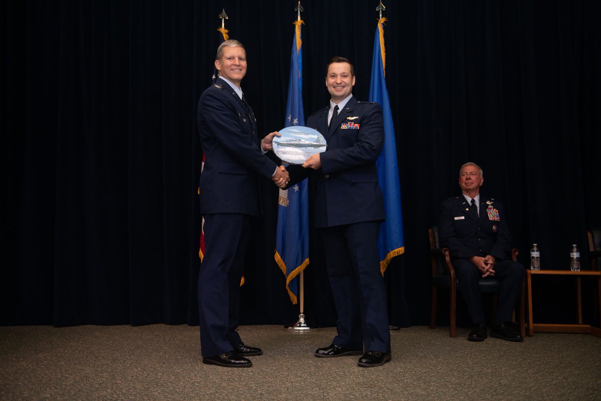 AETCommand's tweet image. Best Wings you can earn!

Congratulations to #UndergraduatePilotTraining class 23-14 at @VanceAFB! We continue to refine our flying training programs to ensure we meet the undergrad and graduate needs of the @usairforce, and in support of our allies and partners.
#TheFirstCommand