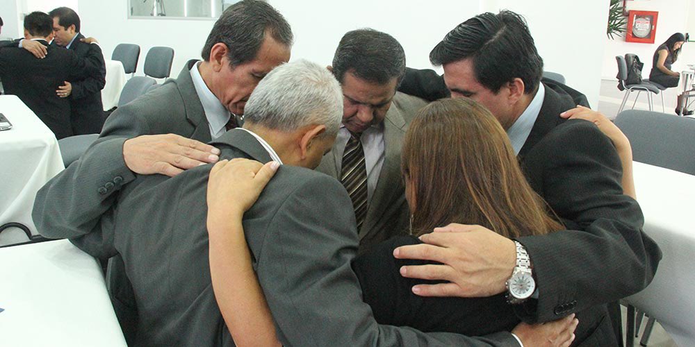samglezc's tweet photo. La ORACIÓN ferviente y perseverante nos brinda la OPORTUNIDAD de escuchar estas PROMESAS, celebrarlas y agradecer a Dios por los recursos de su GRACIA. Si la iglesia ha de tener ÉXITO en su batalla contra los poderes del mal, necesitará practicar la DEPENDENCIA de Dios. #LESSdv https://t.co/SgWfyUk0Zh