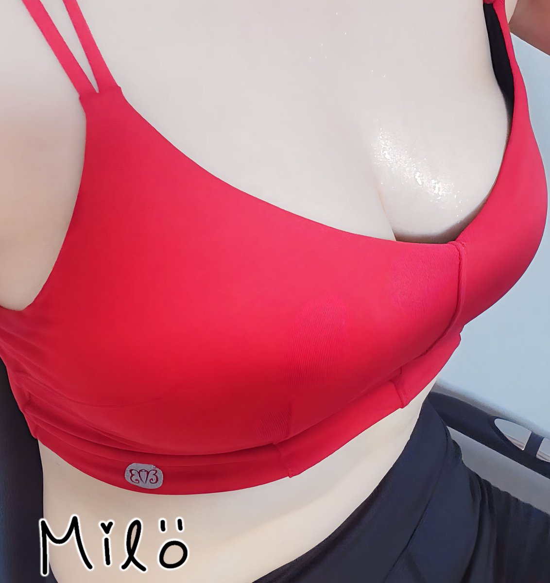 오늘도 수고하셨습니다!!😊😊
 다들 검스를 좋아하시는 듯....🤣🤣
검스 사러가야겠네요..😭😭
스타킹이 웬만한건 다 작아서....🤣🤣