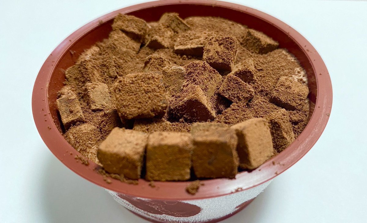 sweetroad5's tweet photo. ９月２６日よりセブンイレブンから、チョコアイスの上にダイス状の生チョコをたっぷりとトッピングした「生チョコアイス」が今年も発売されます✨ https://t.co/NmUa3nHFgn