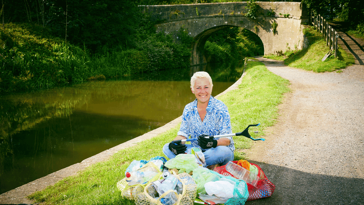 The wonderful @sarahbeeny is helping to fight plastic pollution with our #BigPlasticPickUp this #Autumn. Will you join us in helping to protect our canals, rivers and wildlife from plastic before it becomes part of the habitat forever? #KeepCanalsAlive #PlasticsChallenge