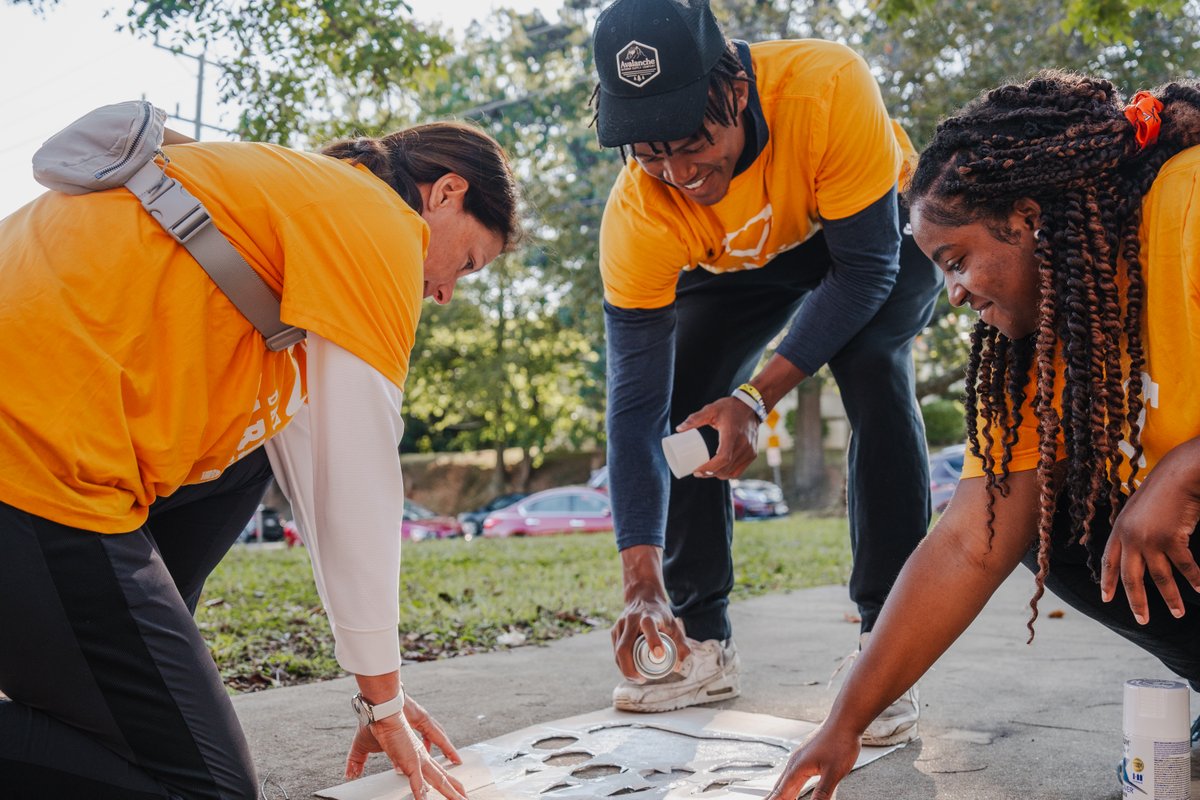 UVA's tweet photo. We loved seeing so many members of the UVA community helping yesterday for the @unitedway Laurence E. Richardson #DayofCaring.

From Shenandoah National Park trail maintenance to beautifying our neighboring elementary and middle schools. Great work, #GoHoos! 🧡 https://t.co/3ajLidB4TQ