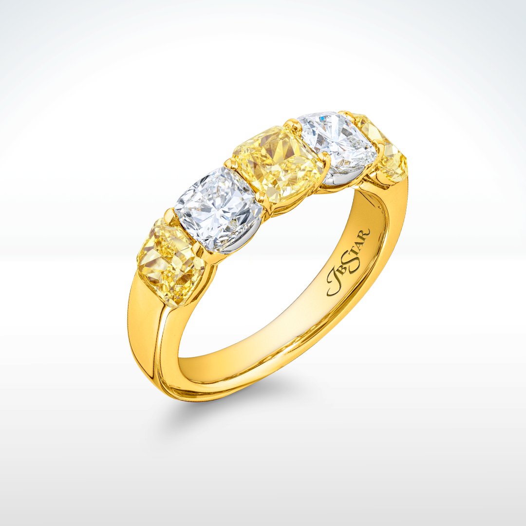 JewelsByStar's tweet photo. Elevate your style with a touch of radiance that's as rare as it is stunning. (Style 7262-004)
.
.
.
.
#jbstar #jewelsbystar #fancyyellowring #DazzlingBeauty #highendjewelry #luxurylifestyle #fancyyellowdiamond #luxury #radiantcut#diamondband https://t.co/95gW3531CV