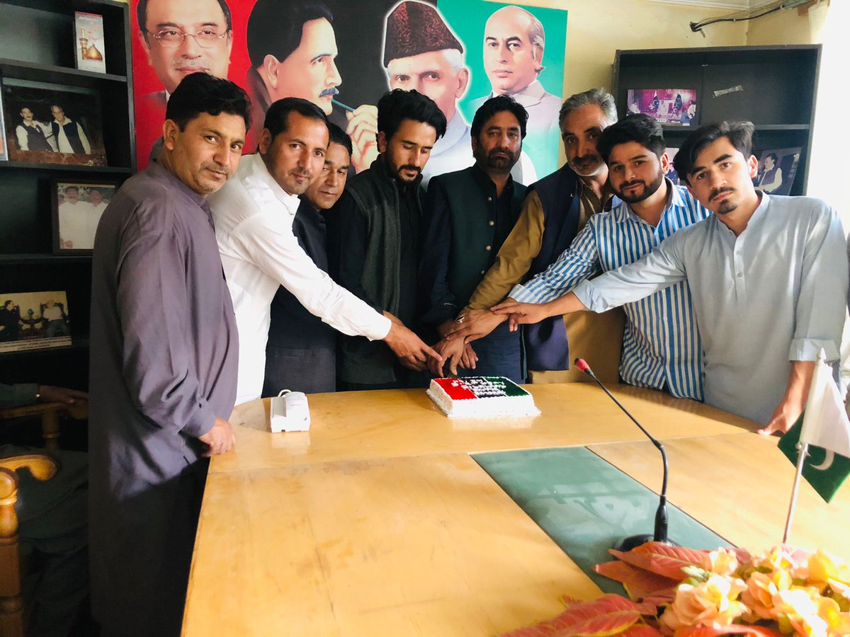ArsalanHaider's tweet photo. *پاکستان پیپلز پارٹی ضلع سکردو*

*پاکستان پیپلز ضلع سکردو کی جانب سے پیپلز سیکرٹریٹ سکردو میں چیئرمین پاکستان پیپلز پارٹی بلاول بھٹو زرداری صاحب کی سالگرہ کا کیک کاٹاگیا
@BBhuttoZardari 🎂🇱🇾❤️ @amjadhussainaza @DanishSadia @JamilAhmad_PPP https://t.co/iBB90MmOCo