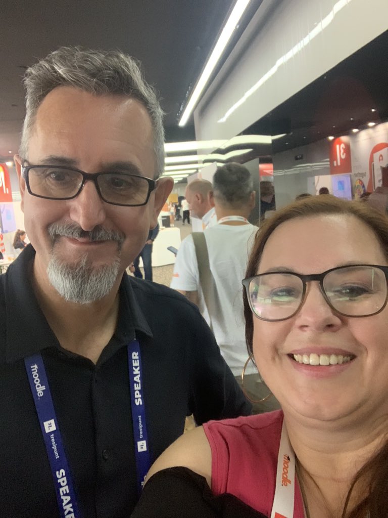 Ach, #MoodleGlobal23 Es war soooo schön. Hier ein Foto mit dem CO und Gründer  von #Moodle Martin Dougiamas.  <a href="/moodlehq/">Moodle HQ</a> . 🧡🧡🧡🧡 Ich liebe Moodle und natürlich unsere bayerische Version @mebis_bayern