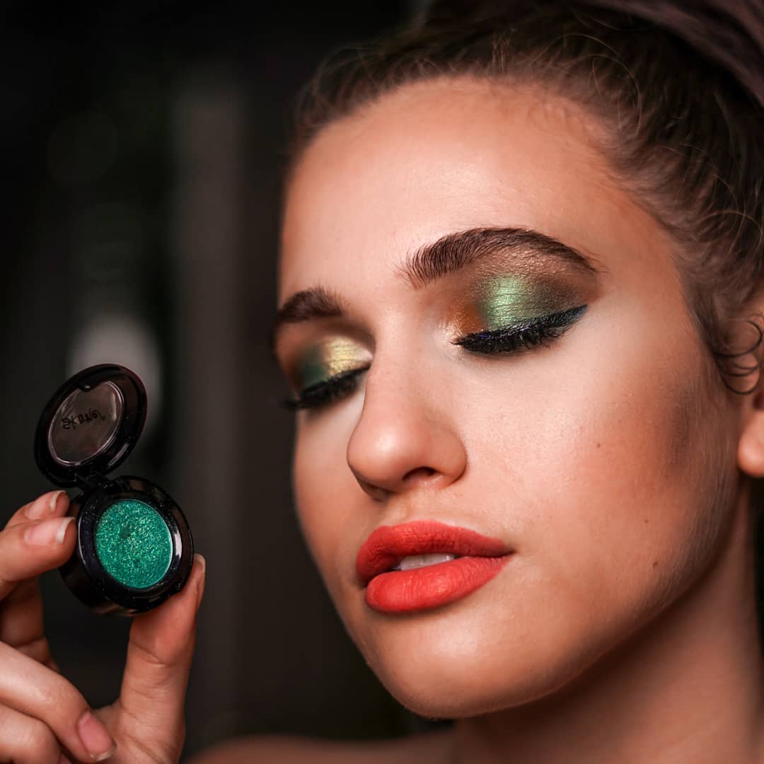 SKONEcosmetics's tweet image. Say hello to our enchanting Gems Eyeshadow in Romance.

This kelly green shade adds a touch of nature-inspired magic to your look. ✨

Grab yours now! Link in bio.

#eyeshadowcollection #eyemakeupideas #getthislook #makeupartist #makeuplover #makeupbrand #skonecosmetics