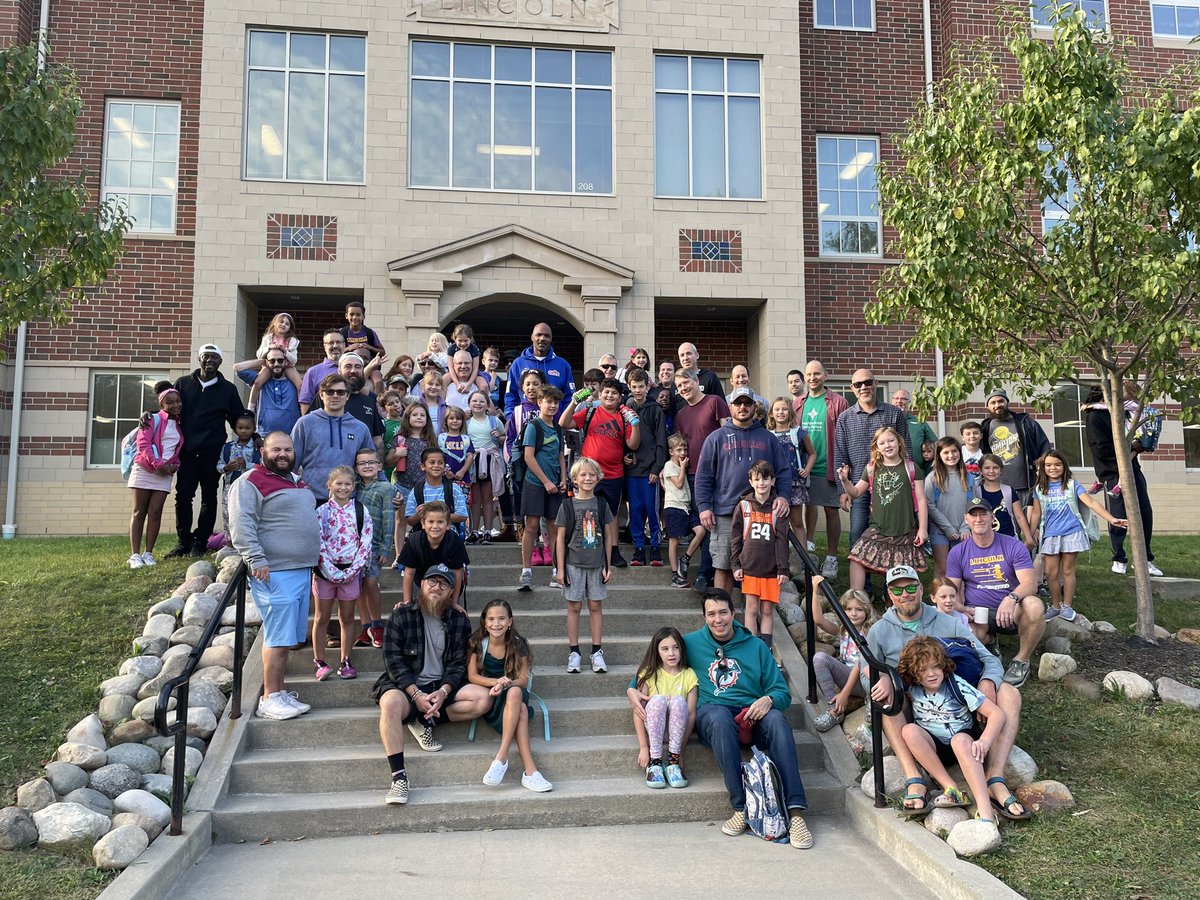Celebrating #FathersWalk <a href="/LkwdLincoln/">Lincoln Elementary</a> <a href="/LkwdSchools/">Lakewood OH Schools</a> A great way to start the day!
