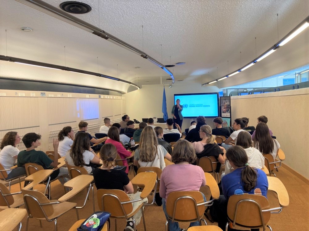Thrilled to welcome Verena Bongartz from @UNHumanRights for an enlightening UN@School session today! 27 🇨🇭 students engaged in insightful conversations, gaining invaluable new ideas on global #humanrights issues.