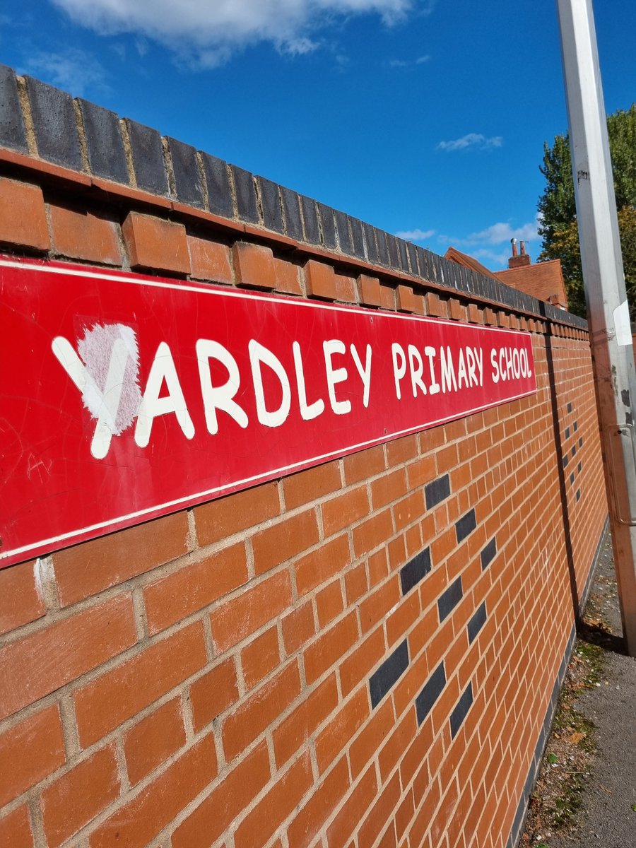 YardleyWMP's tweet photo. @yardleyprimary #juniorpcsoprogrammes
#schoolparking👮🏼♀️🚘🚙 https://t.co/jwUsijCWRd