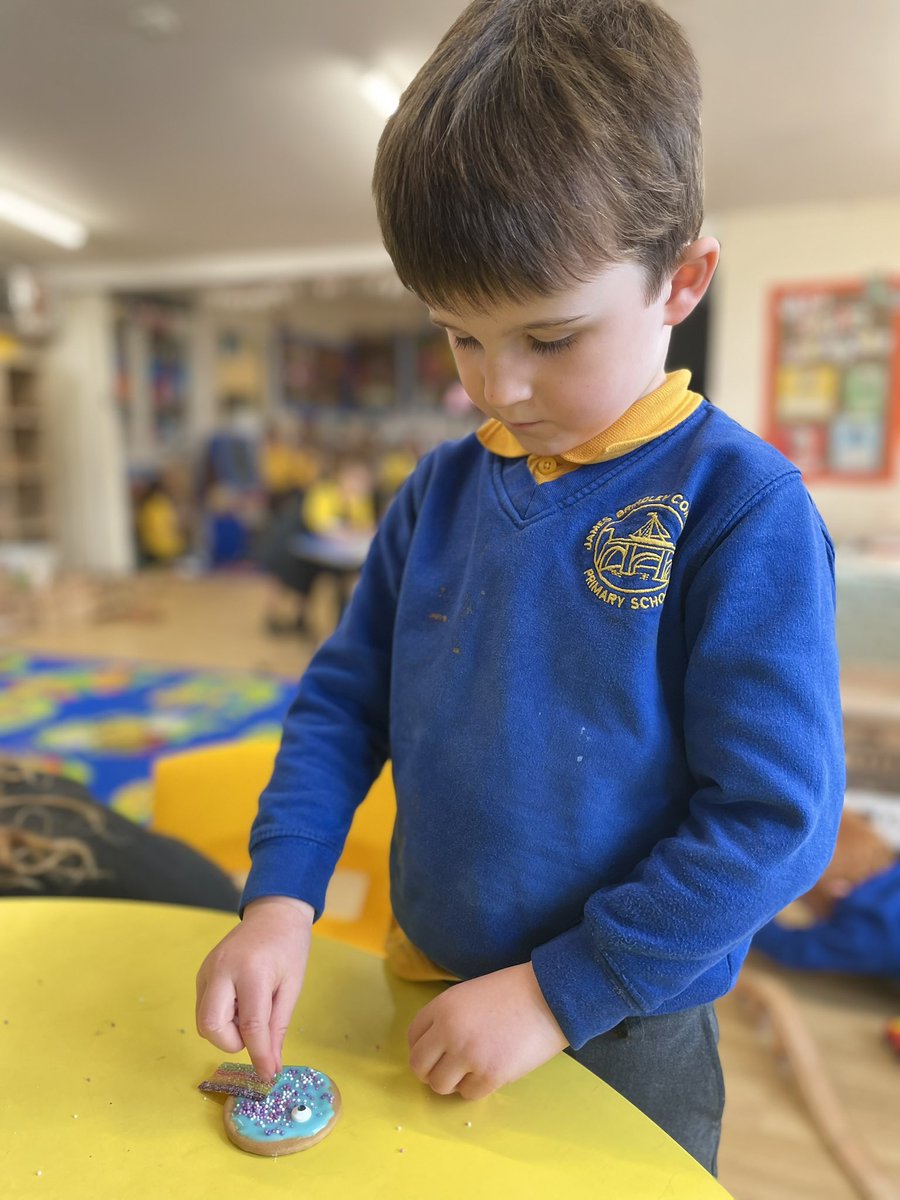 JamesBrindleyPS's tweet image. Look what Reception have made this afternoon! Their very own rainbow fish biscuits 🐚🪸🐠 #FollowingInstructions #creativefund #FineMotorDevelopment #wowactivity