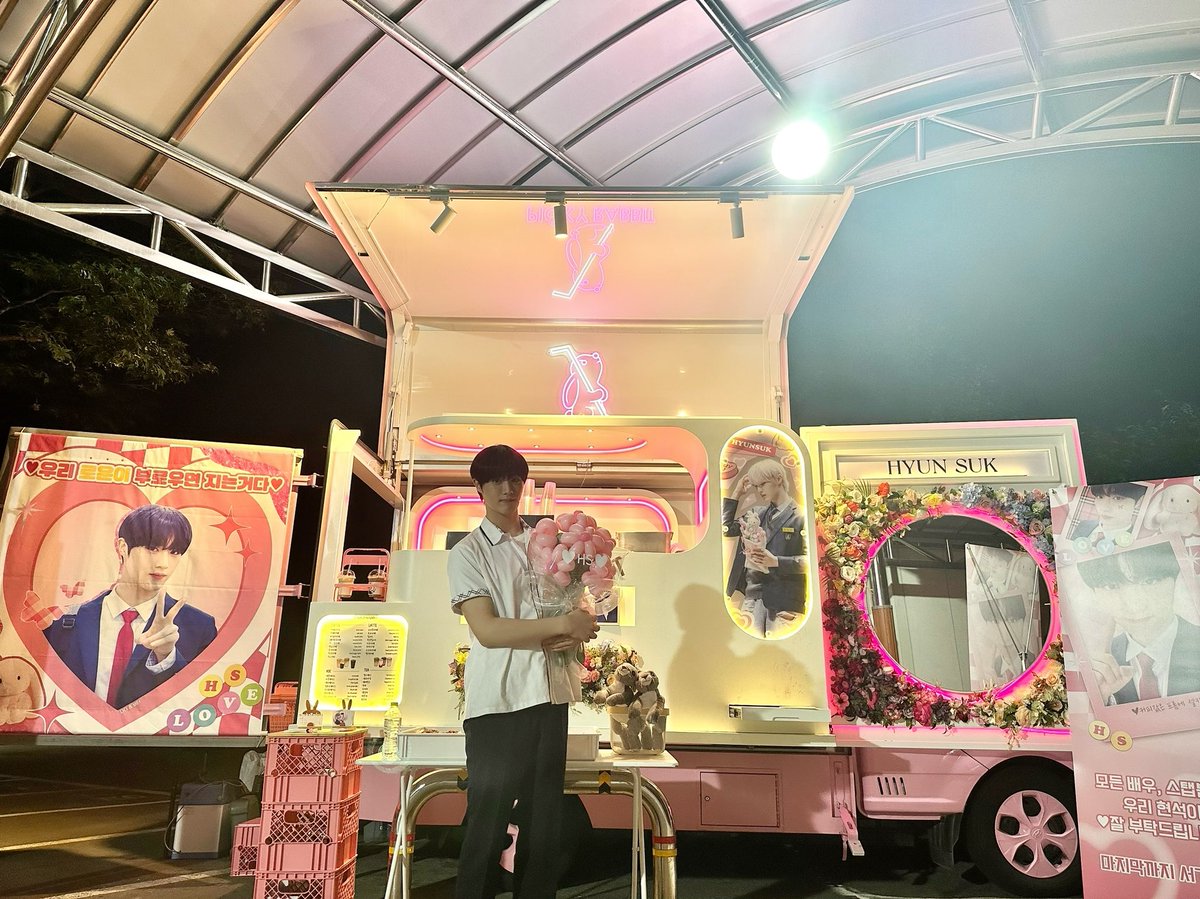 CIX_twt's tweet photo. 로운이 고생 많았다😁😁

#CIX #씨아이엑스 #현석 #윤현석 #서기 #막내 #FIX #픽스 #픽스내거 https://t.co/QZvxvPtFPG