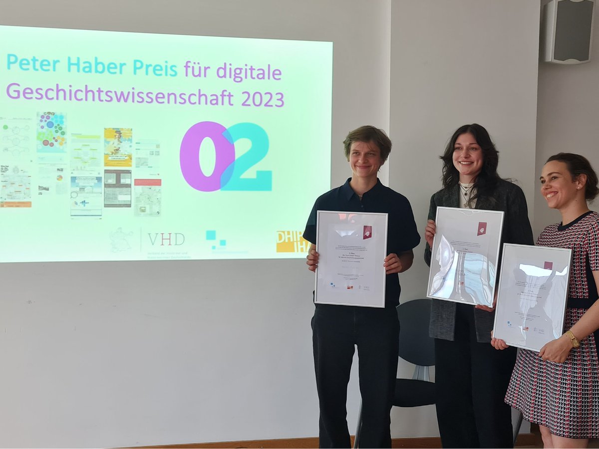 Unsere Preisträgerinnen des #PeterHaberPreis
1. Platz Sarah Ondraszek
2. Platz Joëlle Weis
3. Platz Annika Merklein

#Historikertag2023