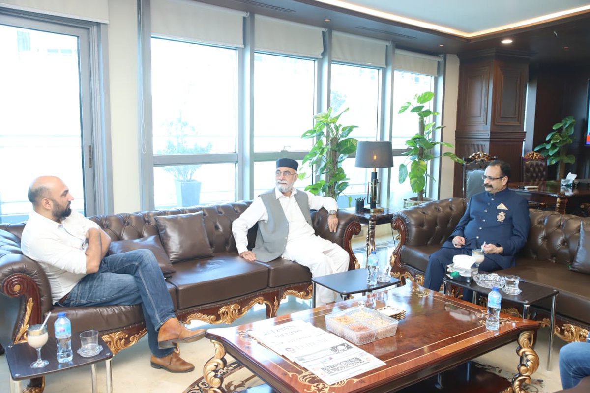 TeamSTIKHAN's tweet photo. اسلام آباد:
صدر IPP آزاد کشمیر، سابق وزیراعظم آزادکشمیر سردار تنویر الیاس خان سے سابق وفاقی وزیر ڈاکٹر سید غازی گلاب جمال اور انکے فرزند سابق صوبائی وزیر خیبرپختونخوا سید غزن جمال کی ملاقات
ملاقات میں ملکی مجموعی سیاسی صورتحال اور باہمی دلچسپی کے امور پر تبادلہ خیال کیا گیا۔ https://t.co/aIDhuaSzZy