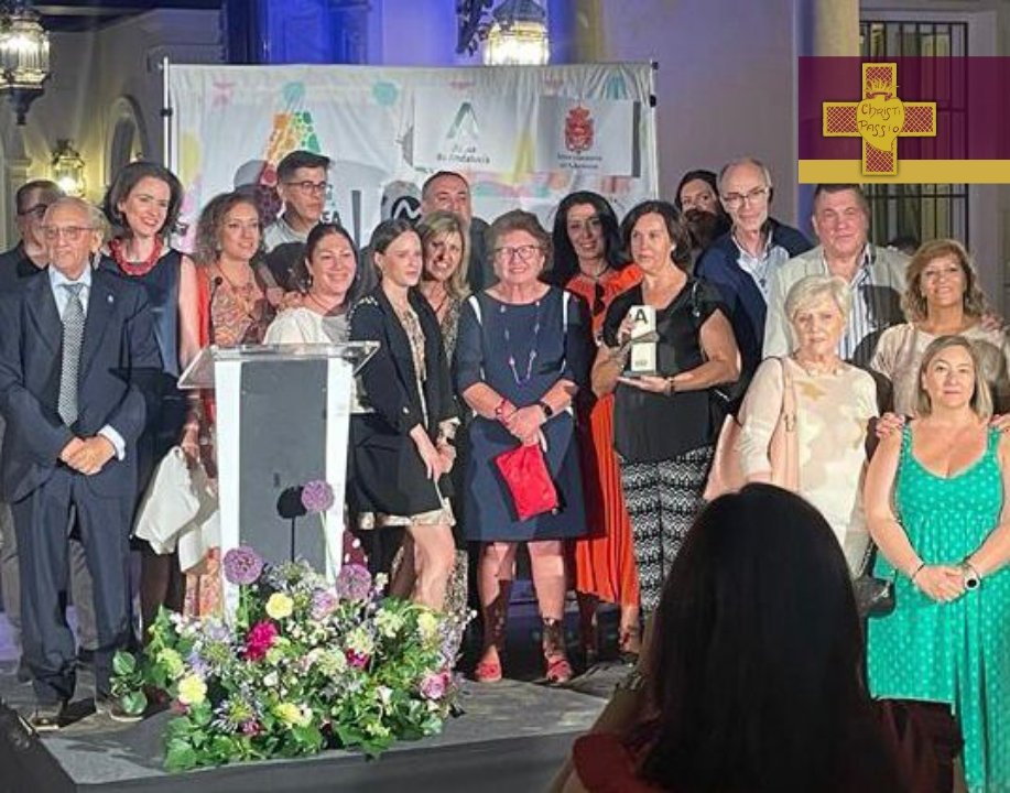 RescateGranada's tweet photo. #ACTUALIDAD - En la noche de ayer, nuestra vocal de #Caridad asistió en representación #DelRescate a la gala de premios #UNSOL en el Carmen de los Mártires que este año, hacía entrega de su #galardón a las @VocaliasCaridad por la labor solidaria con las familias de #ALFA https://t.co/wOkqkI3UMk