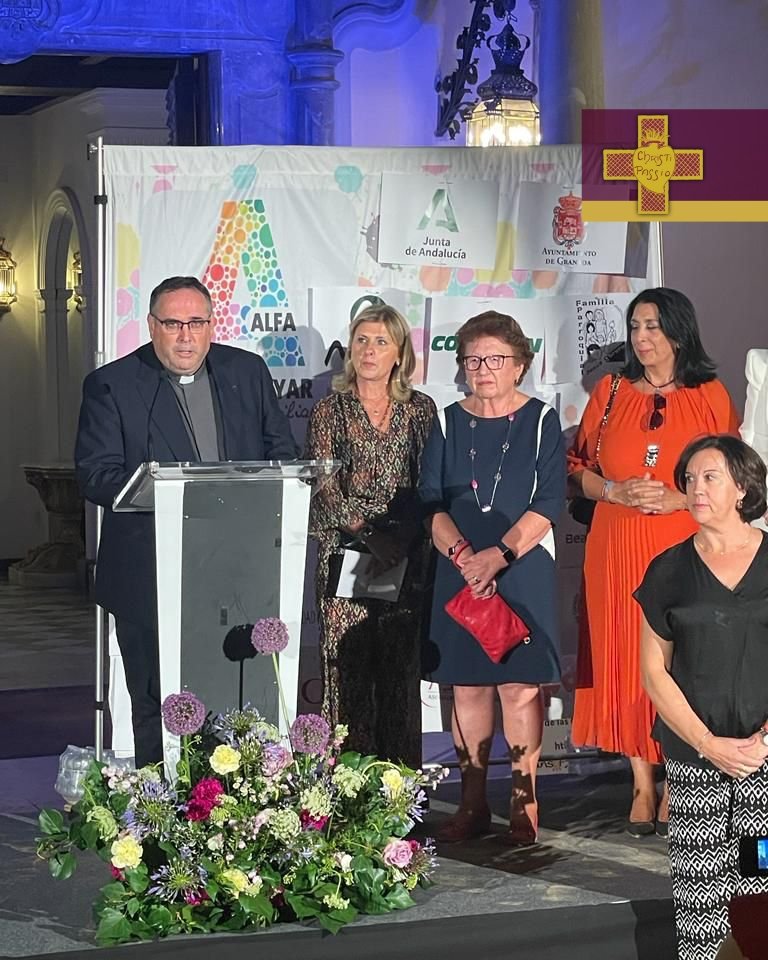 RescateGranada's tweet photo. #ACTUALIDAD - En la noche de ayer, nuestra vocal de #Caridad asistió en representación #DelRescate a la gala de premios #UNSOL en el Carmen de los Mártires que este año, hacía entrega de su #galardón a las @VocaliasCaridad por la labor solidaria con las familias de #ALFA https://t.co/wOkqkI3UMk