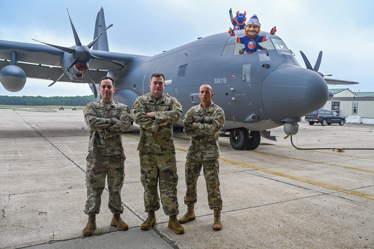 106thRescueWing's tweet photo. @106thRescueWing Recruiters teamed up with the @NYIslanders  mascots, #sparky and #nyisles, to promote the 106th! Look out for our recruiting photo which will featured in the upcoming NY Islanders yearbook!
https://t.co/rrYu9v5fi0 https://t.co/PBKkWLlSfL
