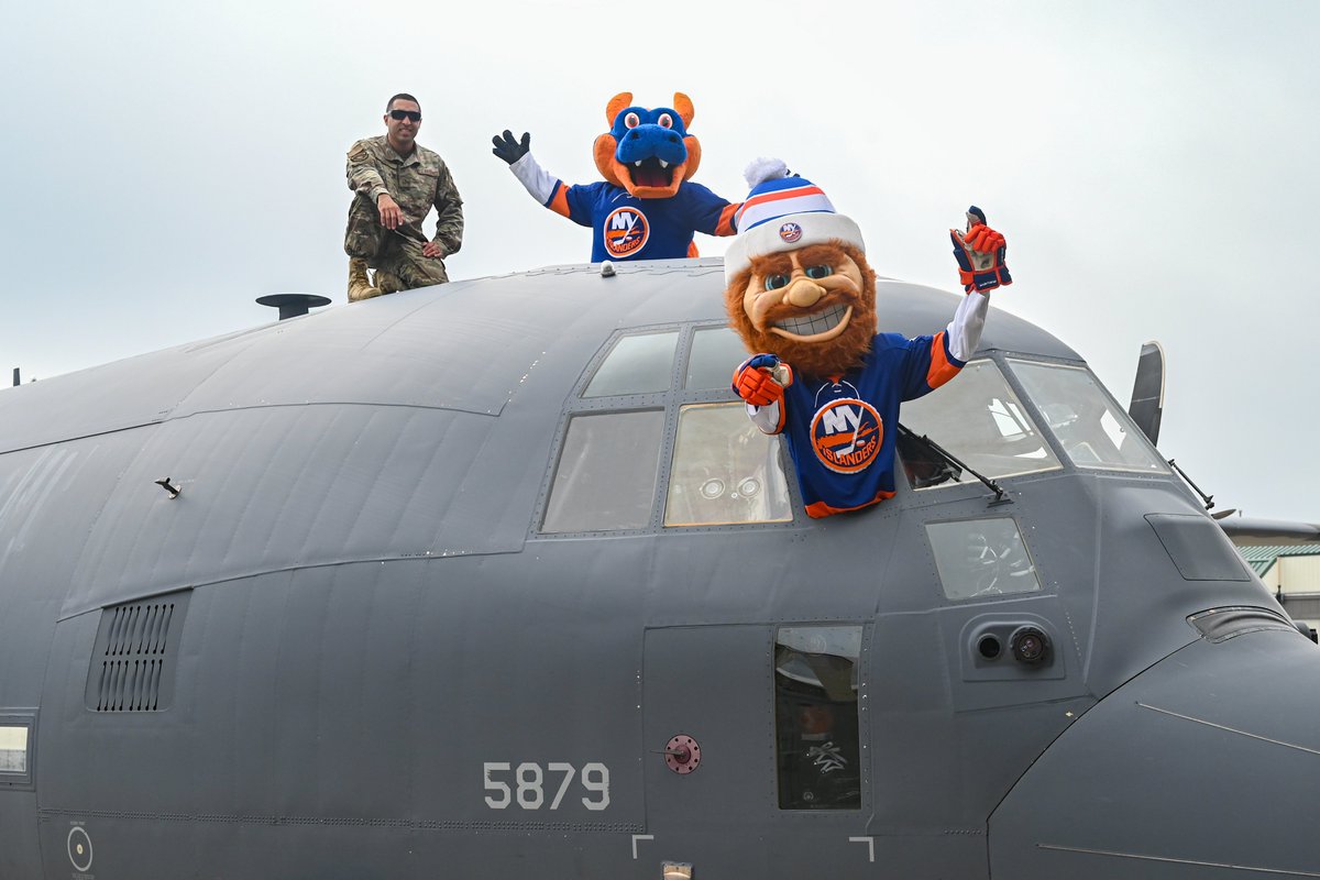 106thRescueWing's tweet photo. @106thRescueWing Recruiters teamed up with the @NYIslanders  mascots, #sparky and #nyisles, to promote the 106th! Look out for our recruiting photo which will featured in the upcoming NY Islanders yearbook!
https://t.co/rrYu9v5fi0 https://t.co/PBKkWLlSfL