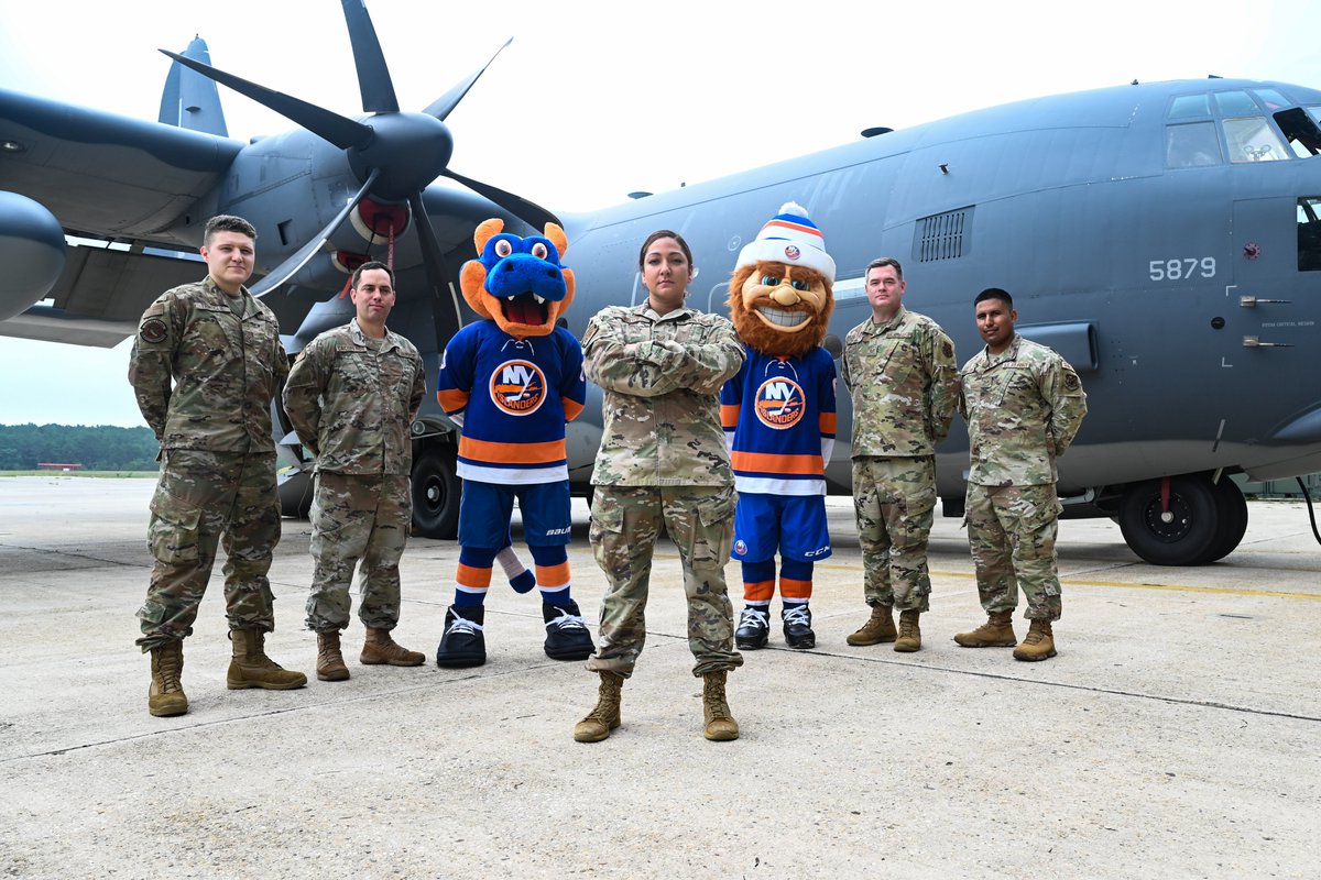 @106thRescueWing Recruiters teamed up with the @NYIslanders mascots, #sparky and #nyisles, to promote the 106th! Look out for our recruiting photo which will featured in the upcoming NY Islanders yearbook! 106rqw.ang.af.mil/Media/News/Art…