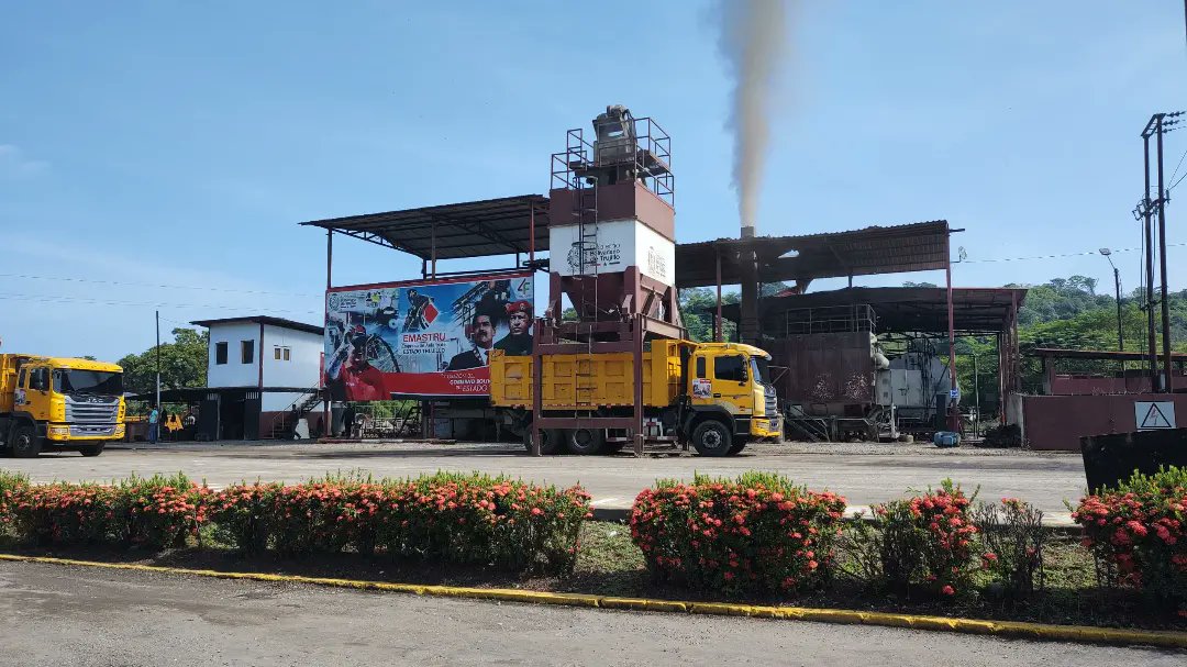 EMASTRU's tweet photo. ¡Así arranca nuestro #jueves!

Desde @Emastru sumamos grandes esfuerzos para mantener la producción establecida.

La atención al pueblo en materia de vialidad sigue siendo un compromiso asumido por el @gobtrujillo que lidera el My. @Gerardo4fPsuv.

#21Sep
#GuaicaipuroConManoDura https://t.co/AGFr3XgXYt